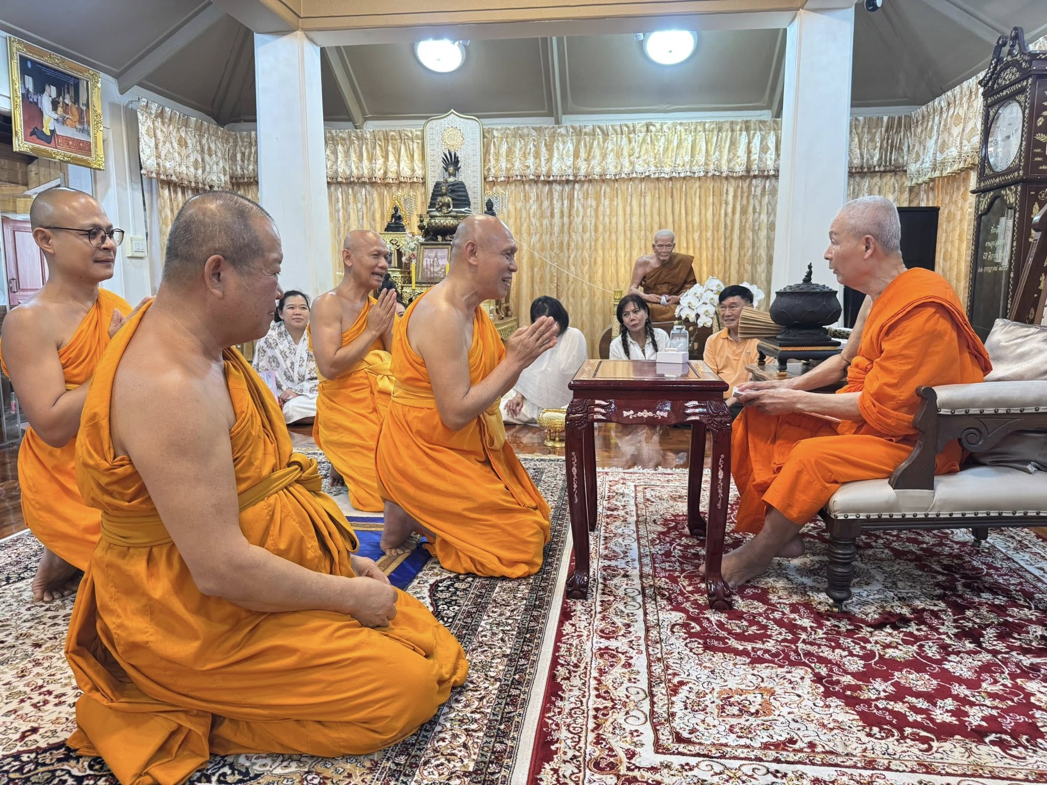 เจ้าอาวาสวัดสุทัศนเทพวราราม รับถวายมุทิตาสักการะจากเจ้าอาวาสวัดพระธรรมกาย