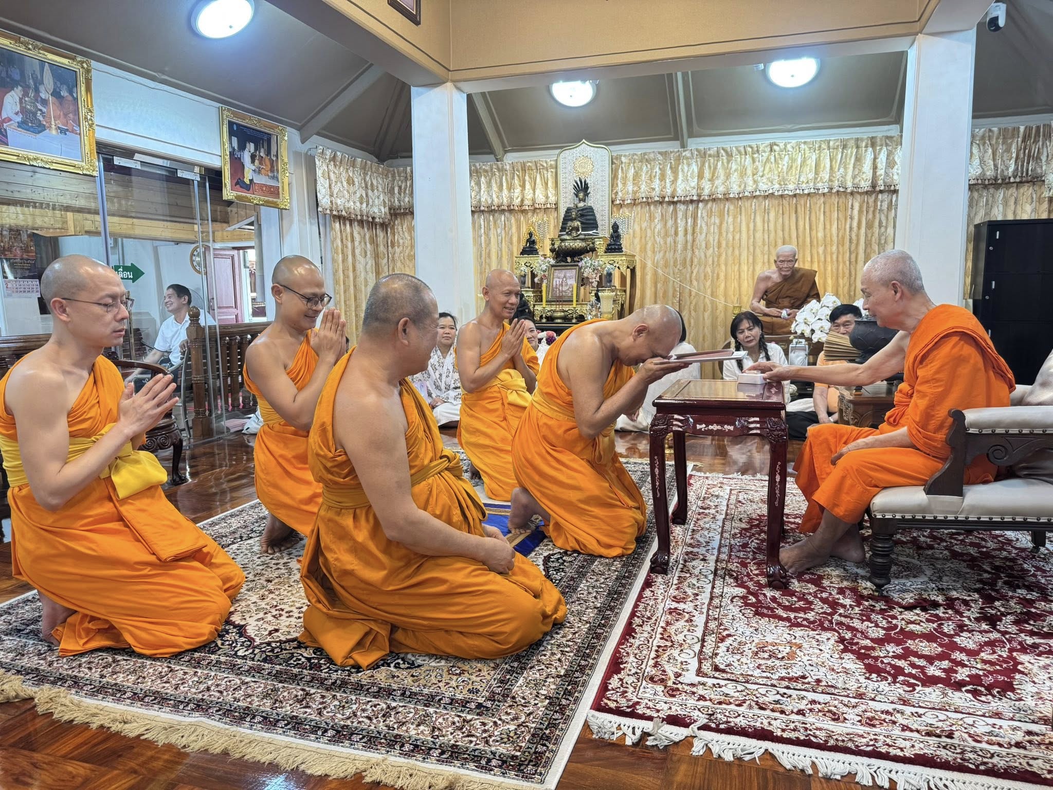 เจ้าอาวาสวัดสุทัศนเทพวราราม รับถวายมุทิตาสักการะจากเจ้าอาวาสวัดพระธรรมกาย