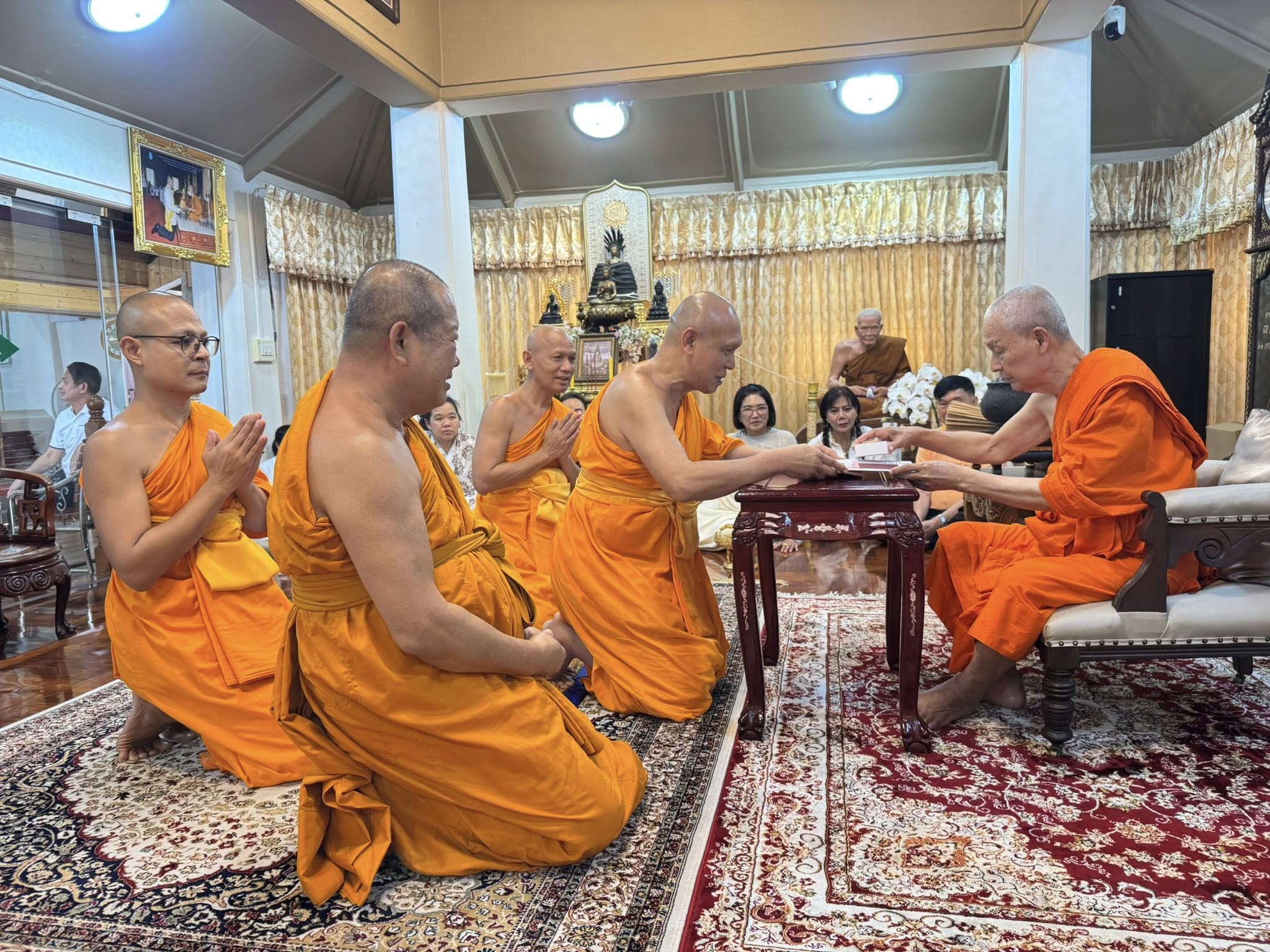 เจ้าอาวาสวัดสุทัศนเทพวราราม รับถวายมุทิตาสักการะจากเจ้าอาวาสวัดพระธรรมกาย