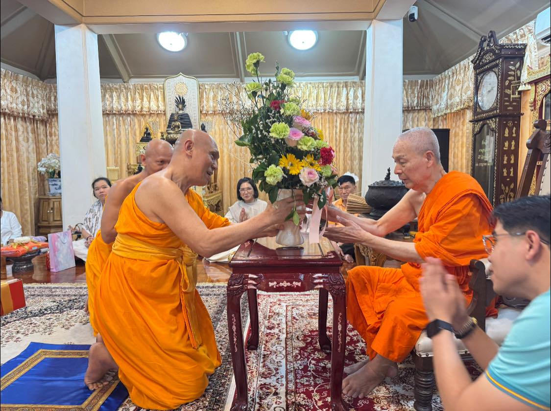 เจ้าอาวาสวัดสุทัศนเทพวราราม รับถวายมุทิตาสักการะจากเจ้าอาวาสวัดพระธรรมกาย