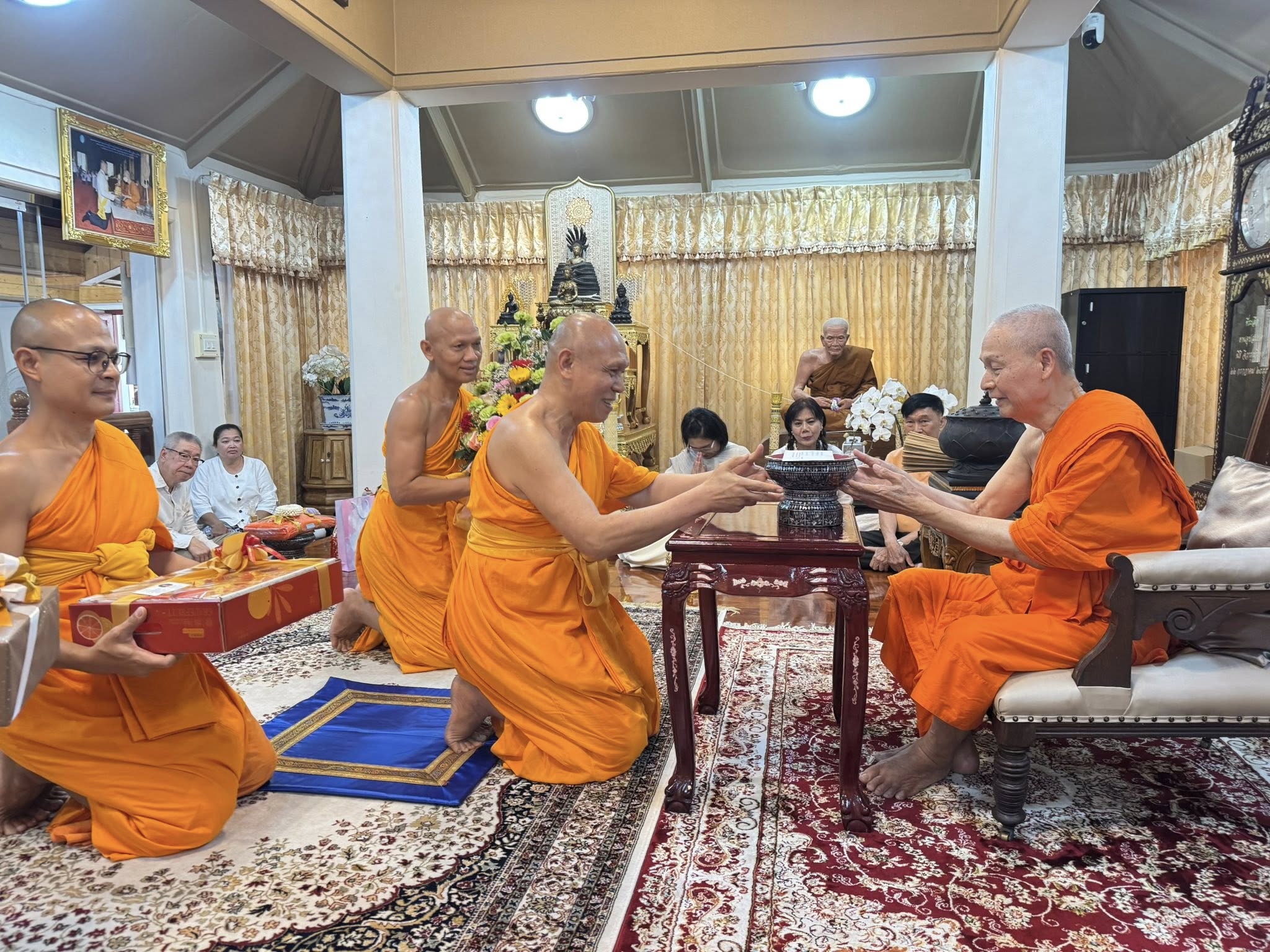 เจ้าอาวาสวัดสุทัศนเทพวราราม รับถวายมุทิตาสักการะจากเจ้าอาวาสวัดพระธรรมกาย