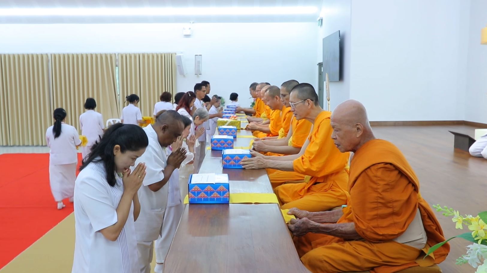 ศูนย์ปฏิบัติธรรมน้ำใสใจสว่าง จัดพิธีทอดผ้าป่าสร้างโรงครัวและหอฉันคุณยายอาจารย์ฯ