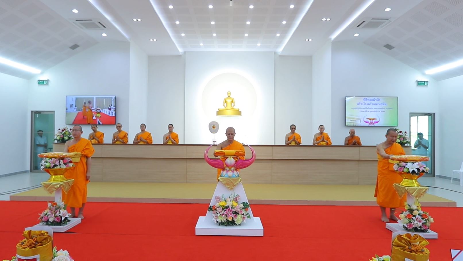 ศูนย์ปฏิบัติธรรมน้ำใสใจสว่าง จัดพิธีทอดผ้าป่าสร้างโรงครัวและหอฉันคุณยายอาจารย์ฯ