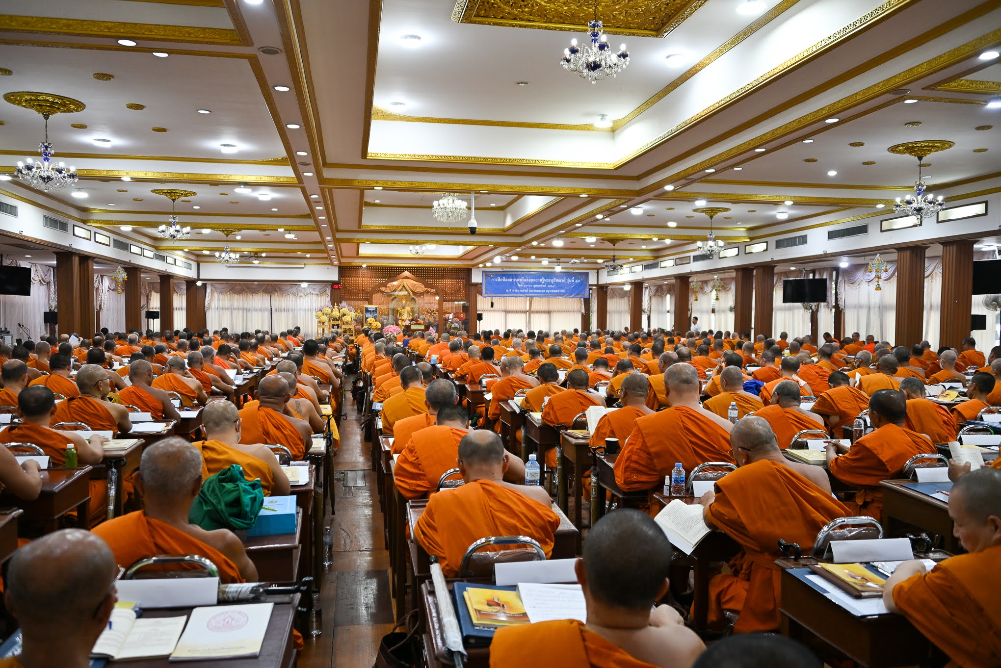 ประธานสมัชชามหาคณิสสร รับถวายกัปปิยภัณฑ์สนับสนุนการอบรมพระอุปัชฌาย์ จากเจ้าอาวาสวัดพระธรรมกาย