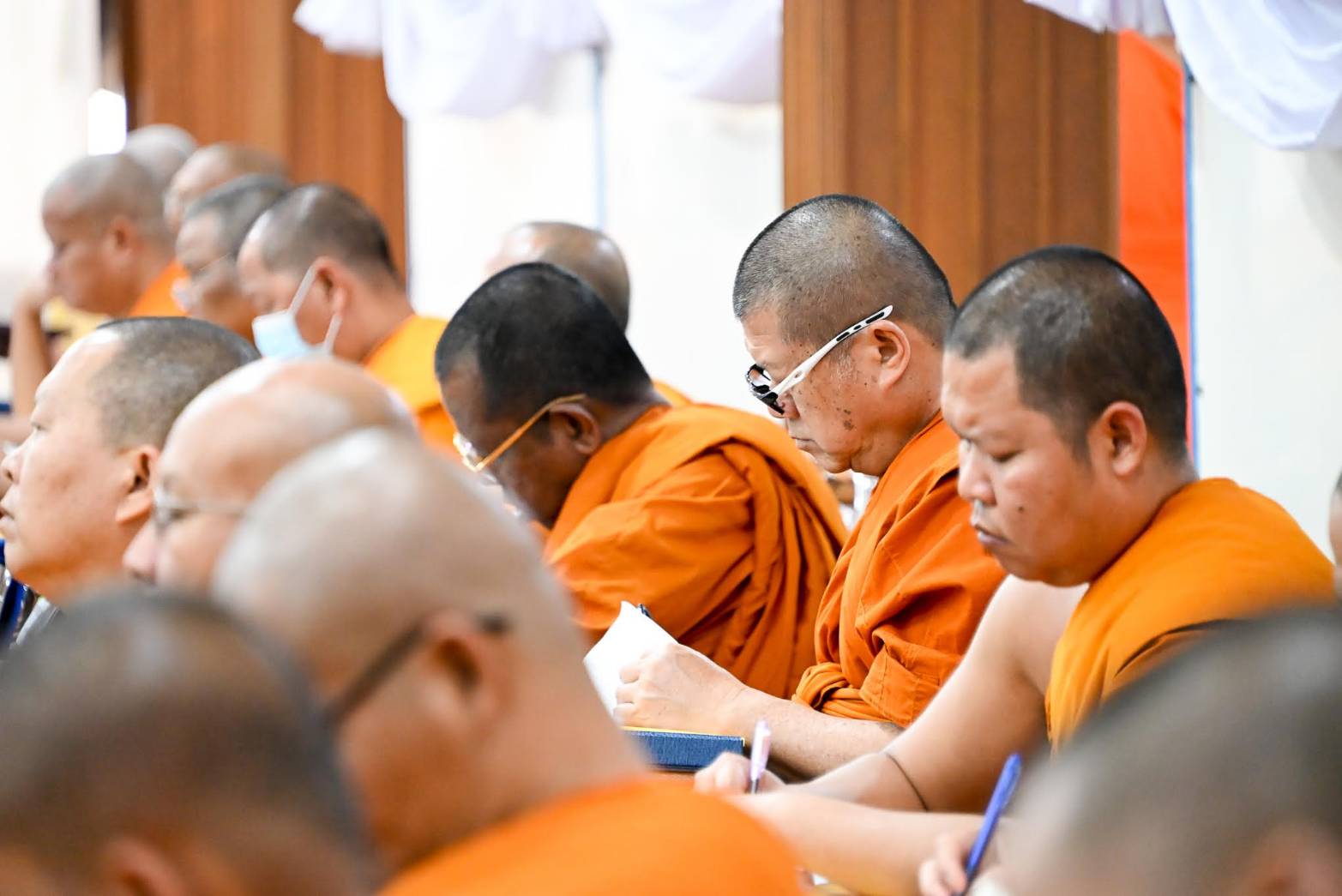 ประธานสมัชชามหาคณิสสร รับถวายกัปปิยภัณฑ์สนับสนุนการอบรมพระอุปัชฌาย์ จากเจ้าอาวาสวัดพระธรรมกาย