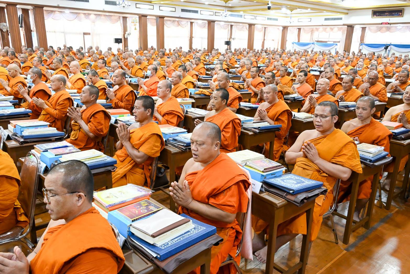 ประธานสมัชชามหาคณิสสร รับถวายกัปปิยภัณฑ์สนับสนุนการอบรมพระอุปัชฌาย์ จากเจ้าอาวาสวัดพระธรรมกาย