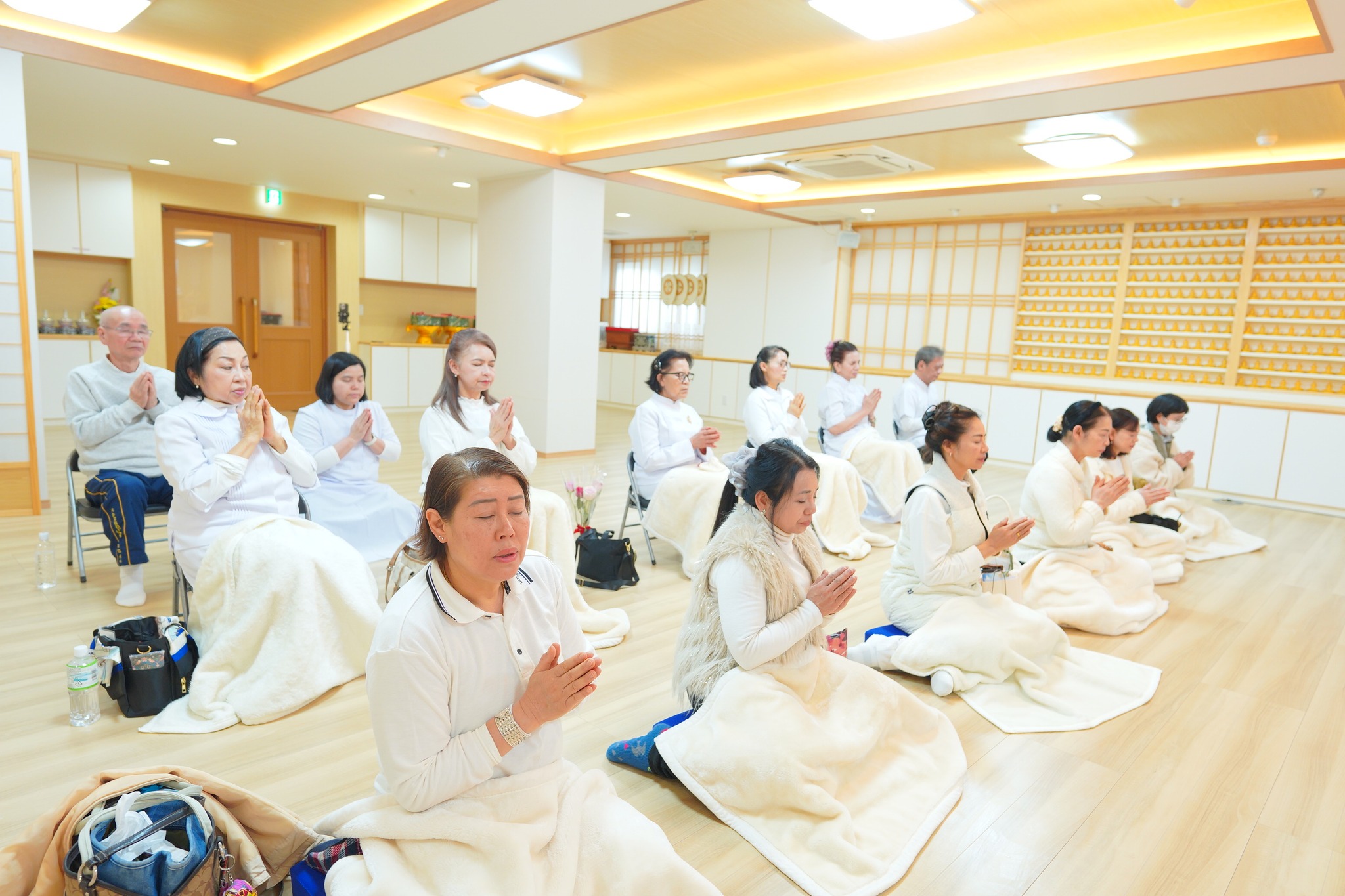 วัดพระธรรมกายโอซาก้า จัดพิธีปล่อยปลาให้ชีวิตเป็นทาน