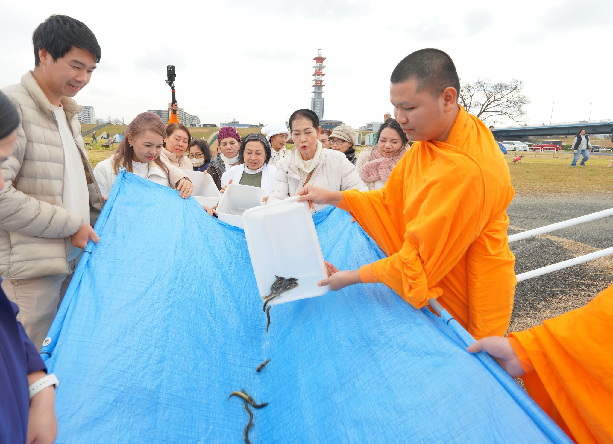 วัดพระธรรมกายโอซาก้า จัดพิธีปล่อยปลาให้ชีวิตเป็นทาน