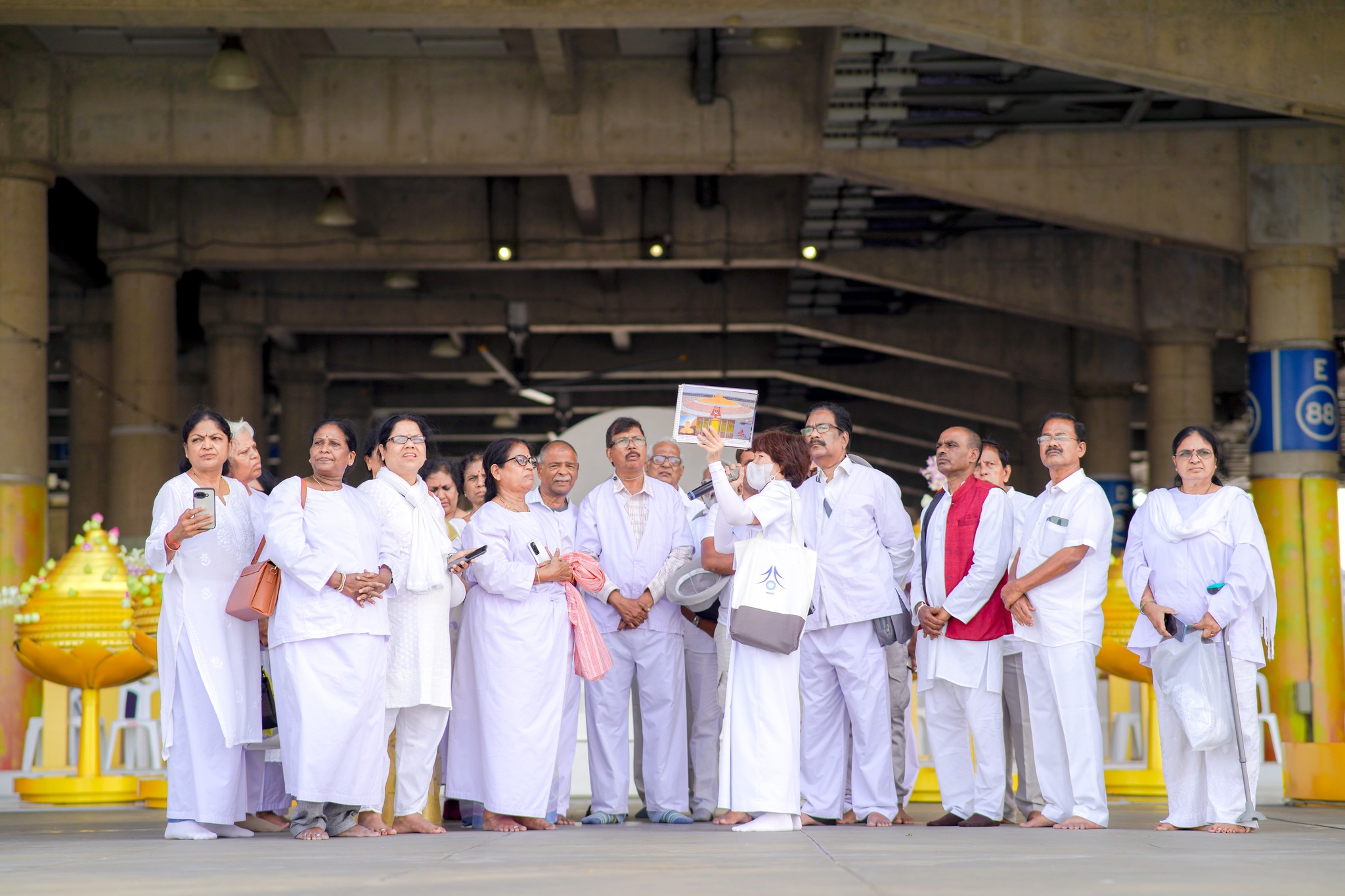 คณะชาวอินเดีย เดินทางมาเยี่ยมชมวัดพระธรรมกาย