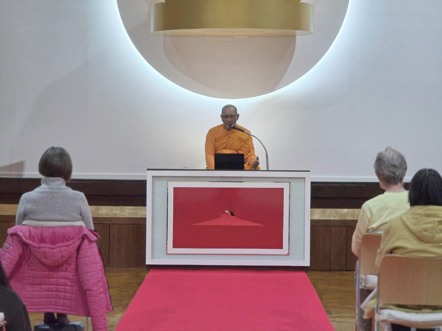 วัดพระธรรมกายลอนดอน จัดชั้นเรียนสมาธิประจำสัปดาห์