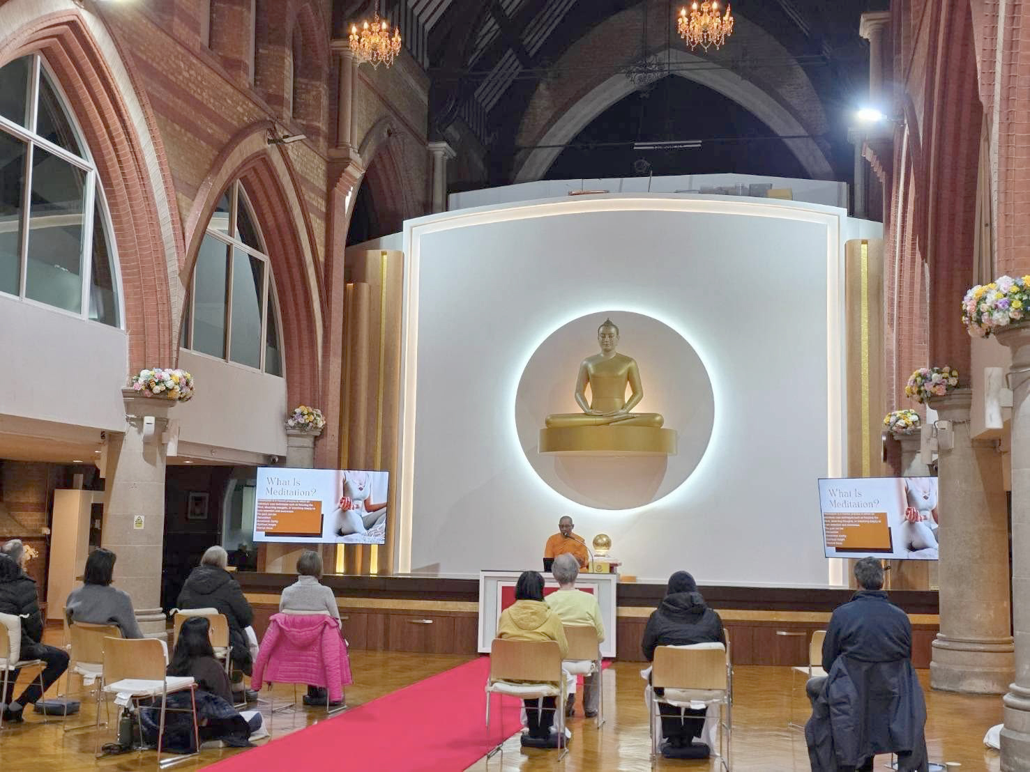 วัดพระธรรมกายลอนดอน จัดชั้นเรียนสมาธิประจำสัปดาห์