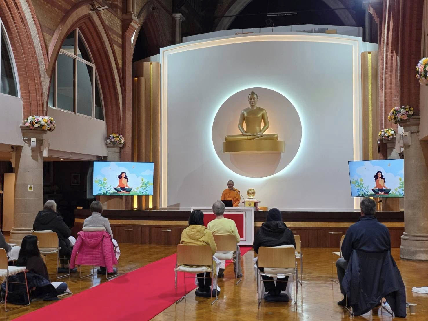 วัดพระธรรมกายลอนดอน จัดชั้นเรียนสมาธิประจำสัปดาห์