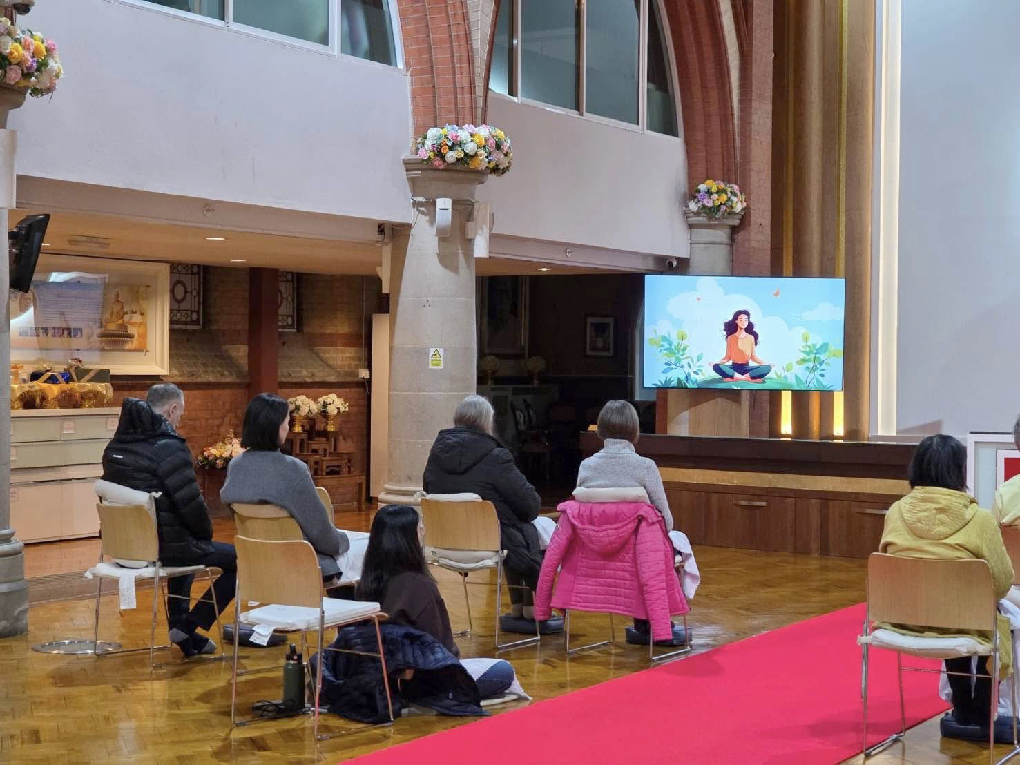 วัดพระธรรมกายลอนดอน จัดชั้นเรียนสมาธิประจำสัปดาห์