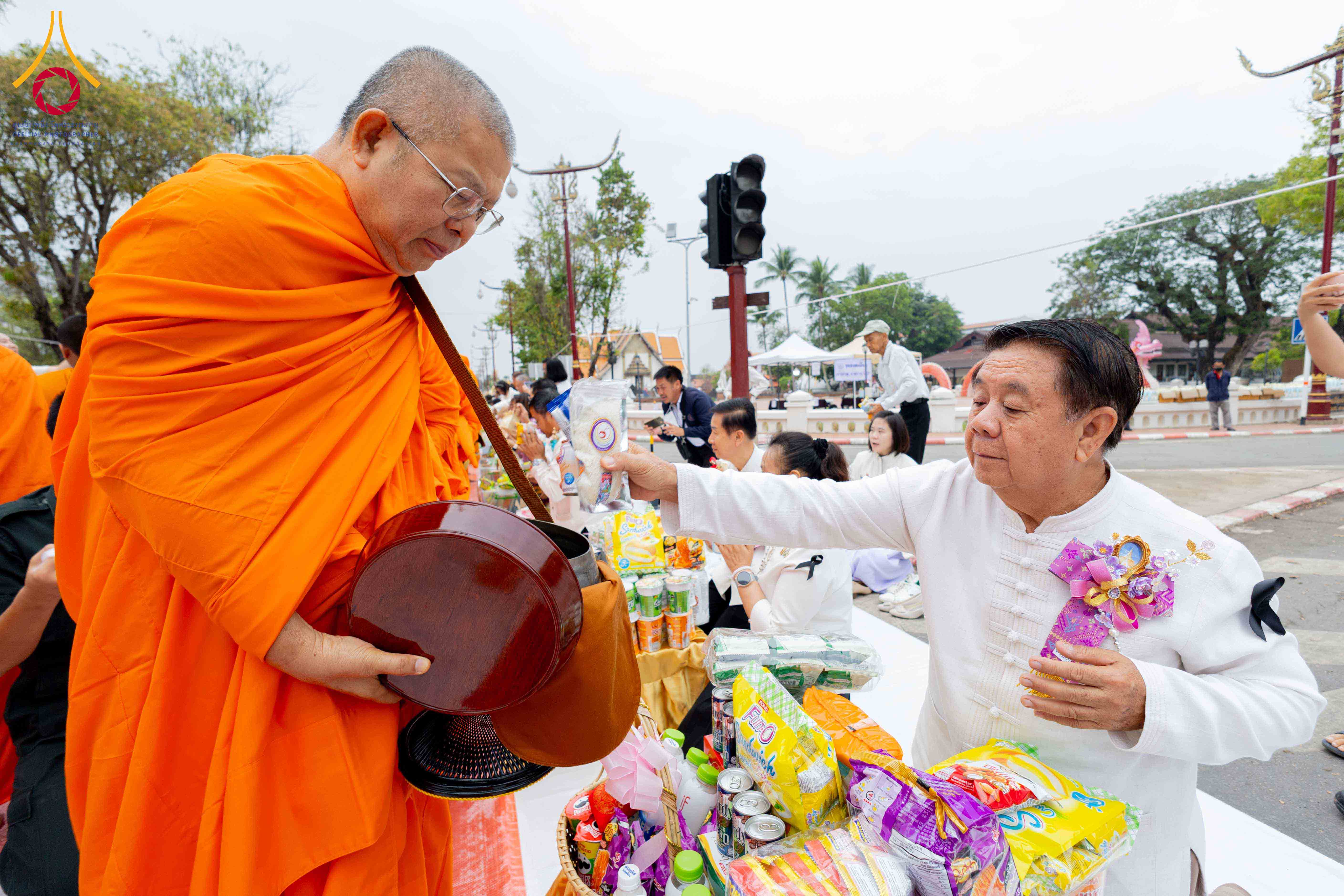 พิธีทำบุญตักบาตร 1,111 รูป ครบรอบ 744 ปีนครน่าน ทำบุญสืบชะตาเมือง และช่วยเหลือคณะสงฆ์ 323 วัด 4 จังหวัด ชายแดนภาคใต้