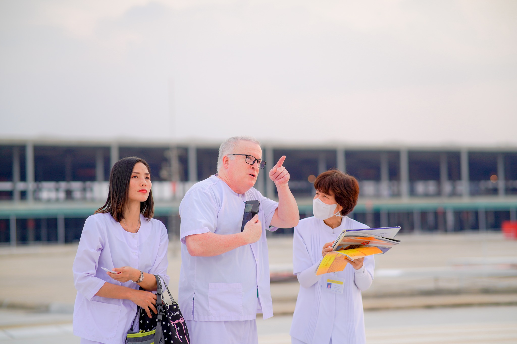 แขกชาวอเมริกัน และชาวไทย เดินทางมาเยี่ยมชมวัดพระธรรมกาย