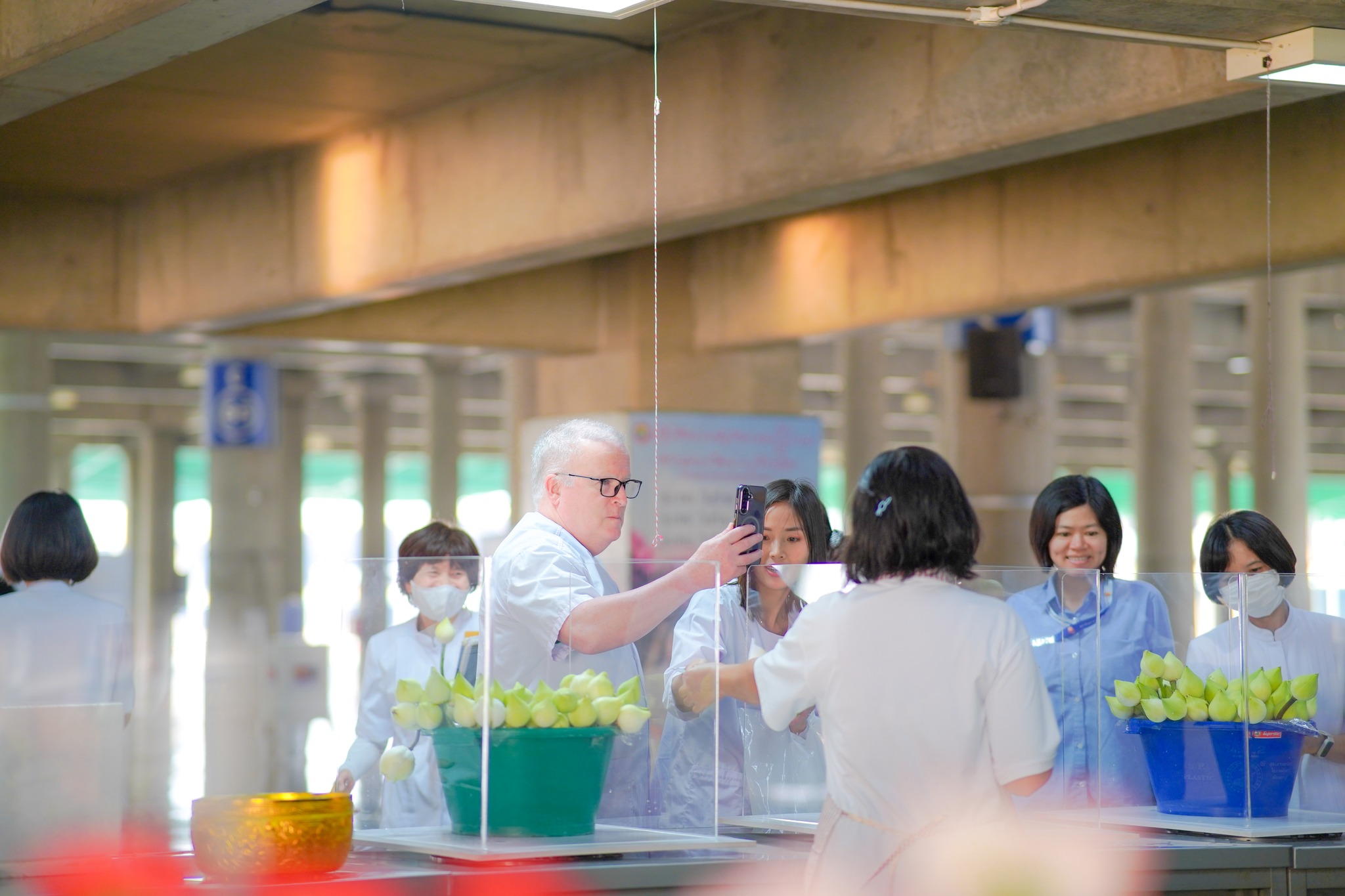 แขกชาวอเมริกัน และชาวไทย เดินทางมาเยี่ยมชมวัดพระธรรมกาย