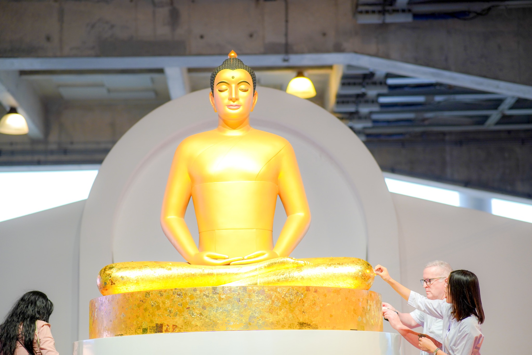 แขกชาวอเมริกัน และชาวไทย เดินทางมาเยี่ยมชมวัดพระธรรมกาย