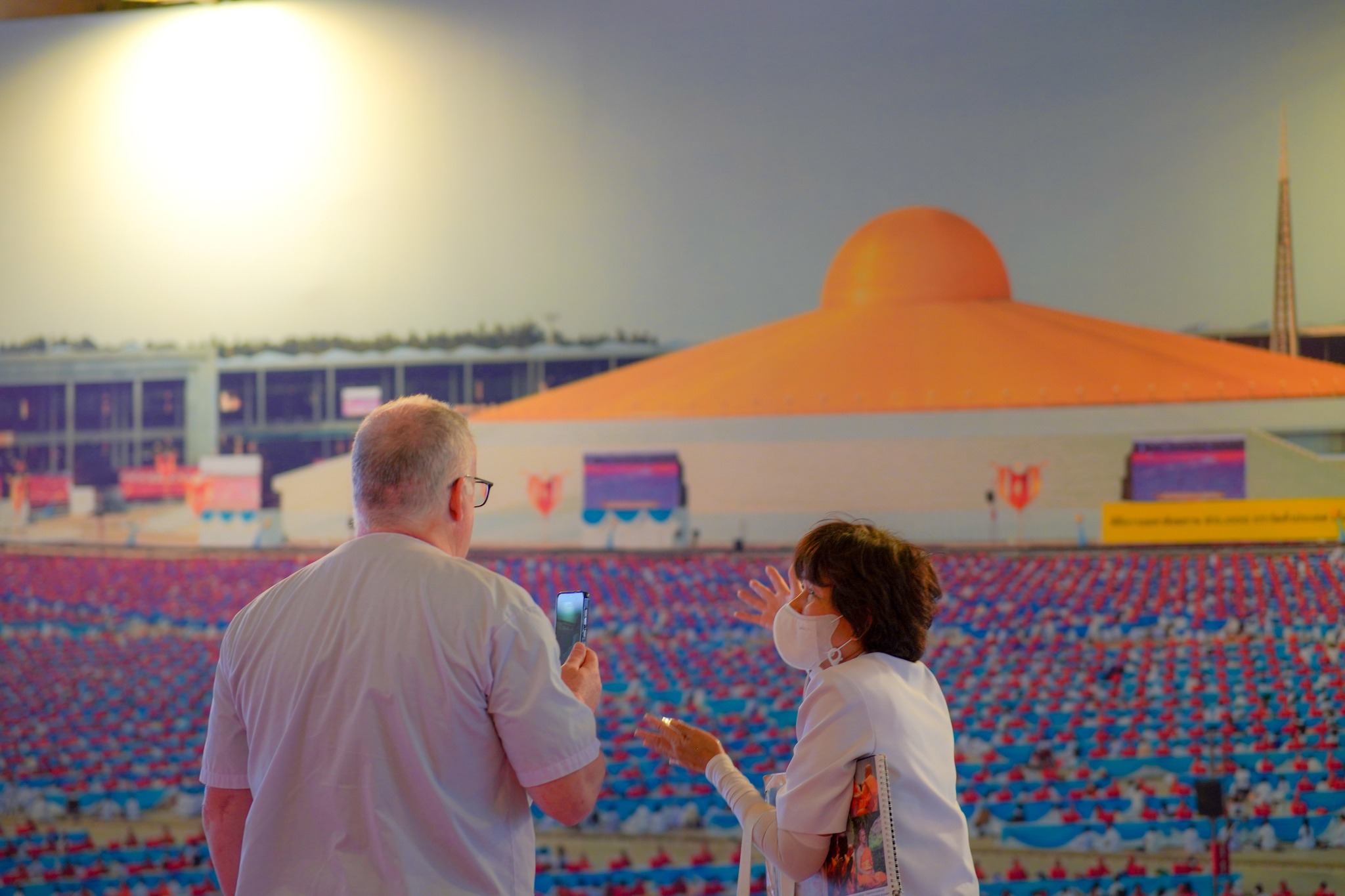 แขกชาวอเมริกัน และชาวไทย เดินทางมาเยี่ยมชมวัดพระธรรมกาย