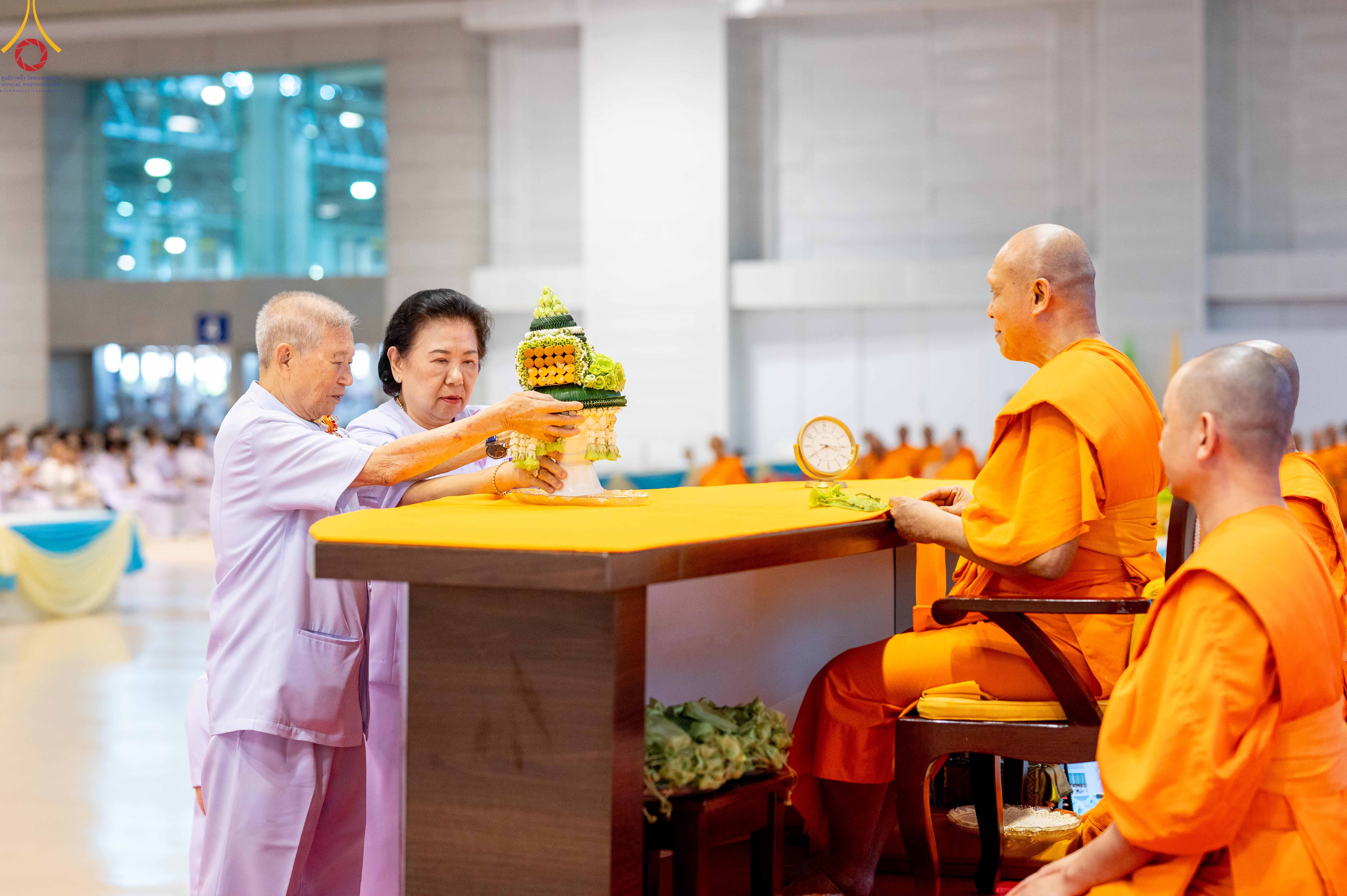วัดพระธรรมกาย จัดพิธีบูชาข้าวพระ