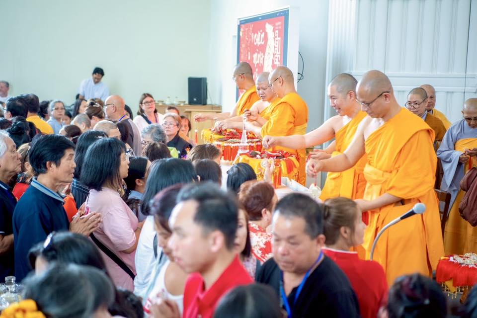 วัดพระธรรมกายเมลเบิร์น จัดพิธีบูชาข้าวพระและพิธีสักการะองค์พระธรรมกาย