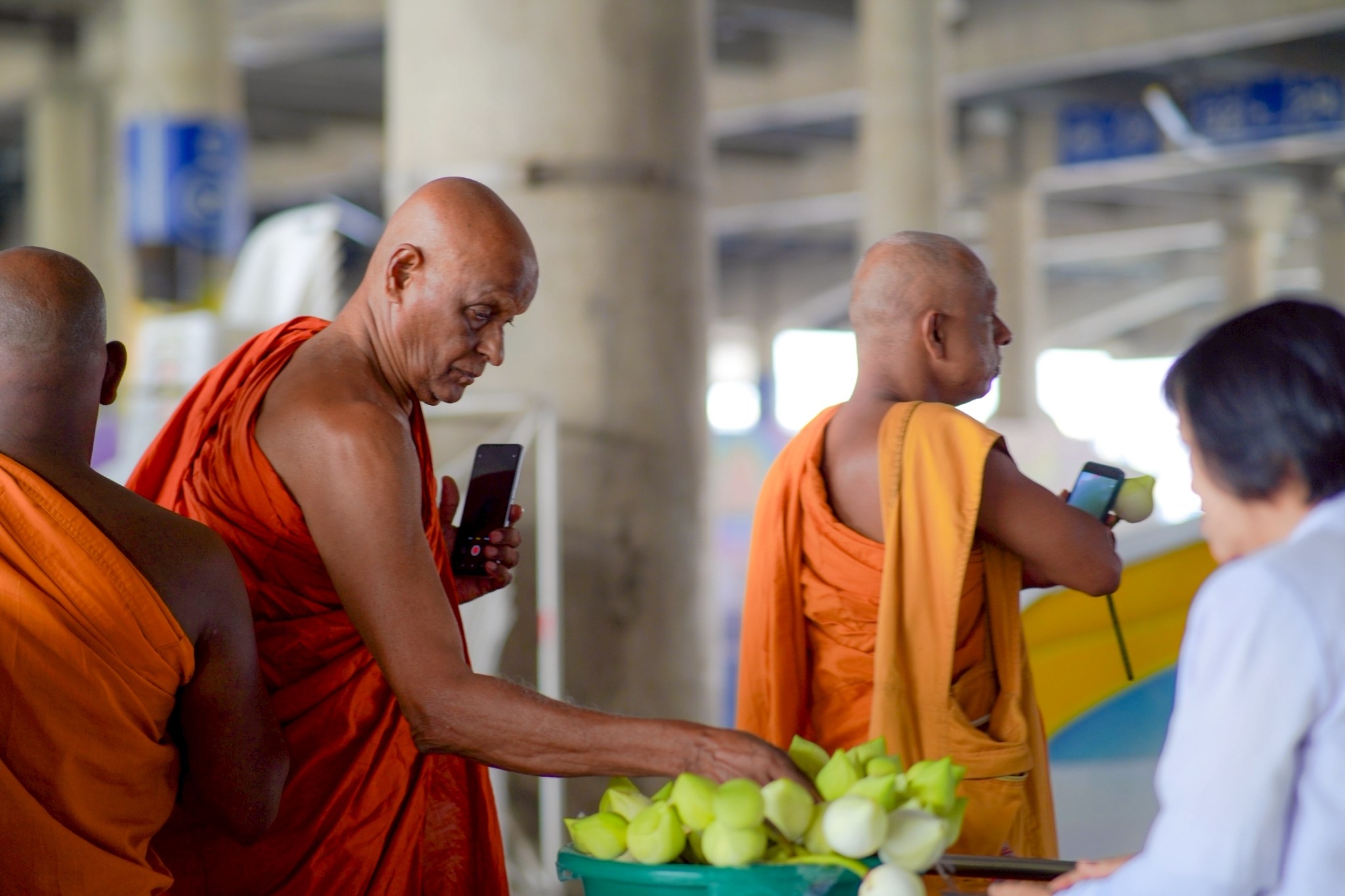 พระภิกษุจากประเทศศรีลังกา เดินทางมาเยี่ยมชมวัดพระธรรมกาย