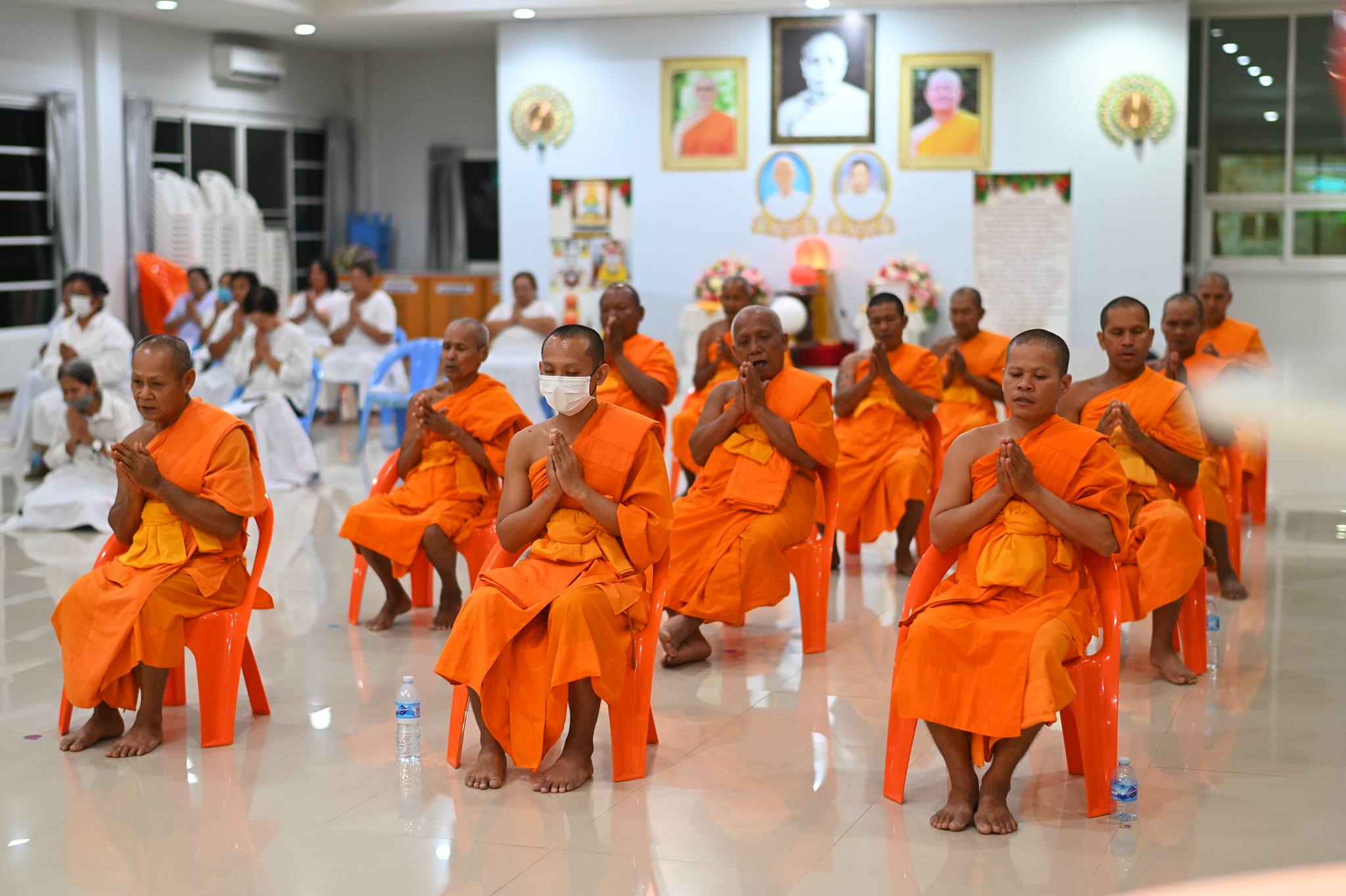 ศูนย์ปฏิบัติธรรมพนมสารคาม จัดปฏิบัติธรรมประจำสัปดาห์โครงการหมู่บ้านรักษาศีล 5