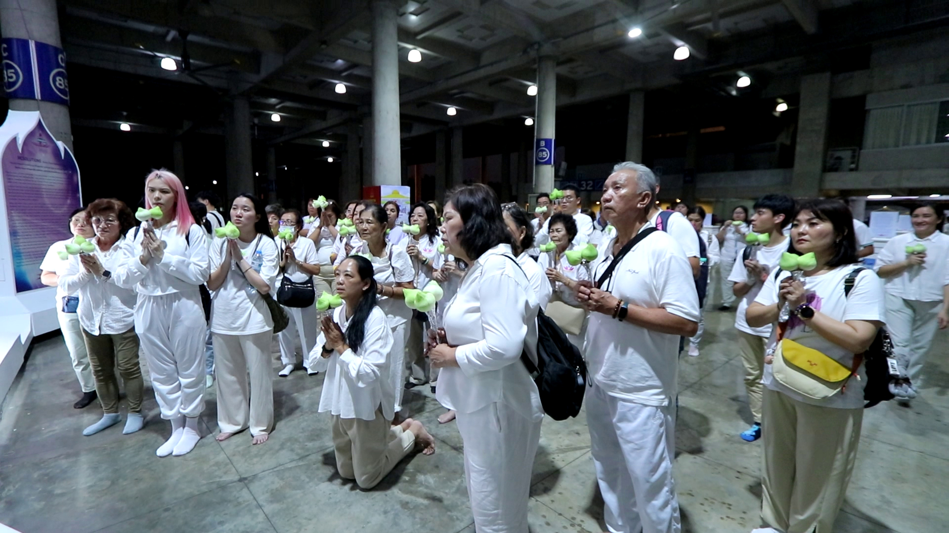 พุทธศาสนิกชนชาวมาเลเซีย ร่วมพิธีเวียนประทักษิณ ณ พระมหาธรรมกายเจดีย์