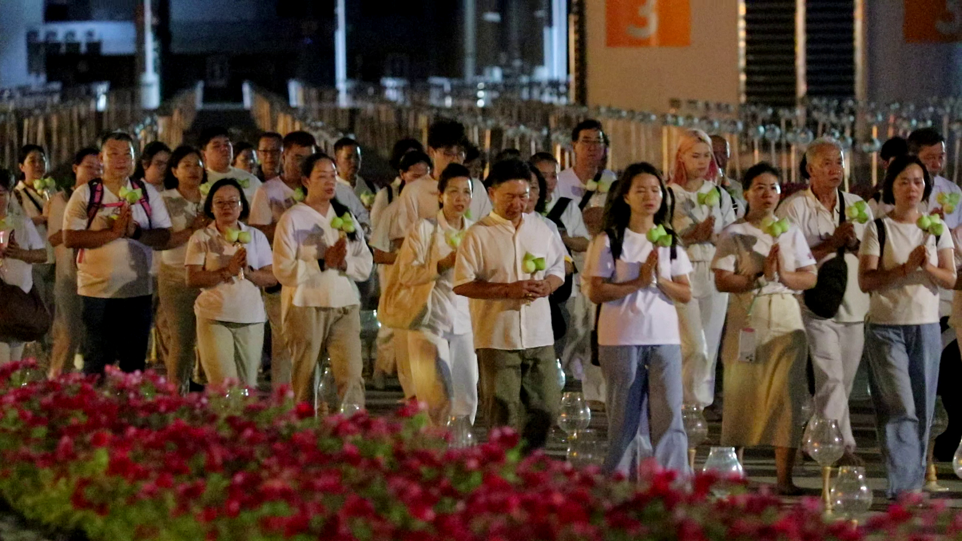 พุทธศาสนิกชนชาวมาเลเซีย ร่วมพิธีเวียนประทักษิณ ณ พระมหาธรรมกายเจดีย์