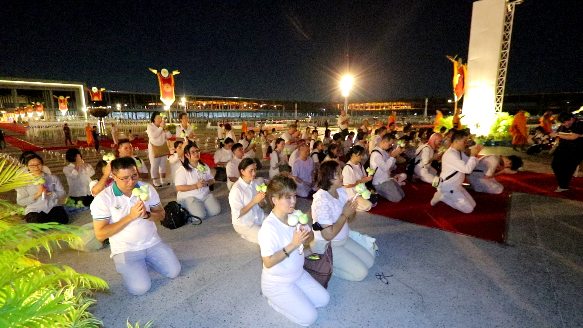 พุทธศาสนิกชนชาวมาเลเซีย ร่วมพิธีเวียนประทักษิณ ณ พระมหาธรรมกายเจดีย์