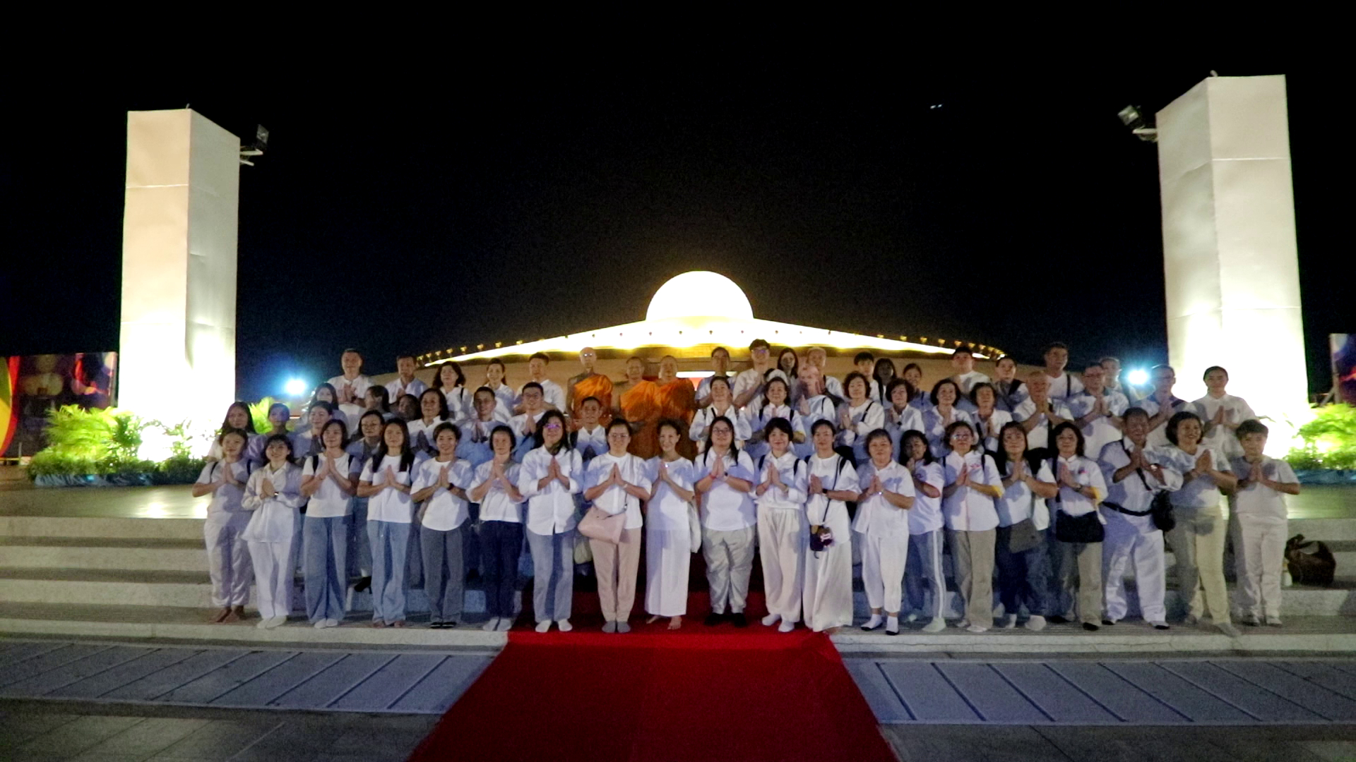 พุทธศาสนิกชนชาวมาเลเซีย ร่วมพิธีเวียนประทักษิณ ณ พระมหาธรรมกายเจดีย์