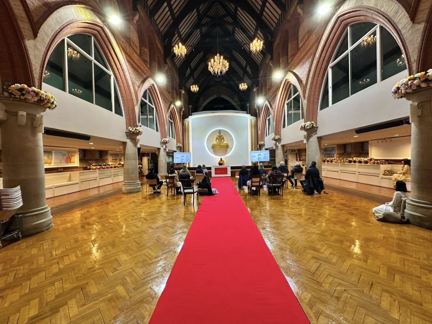 วัดพระธรรมกายลอนดอน จัดกิจกรรมชั้นเรียนสมาธิประจำสัปดาห์