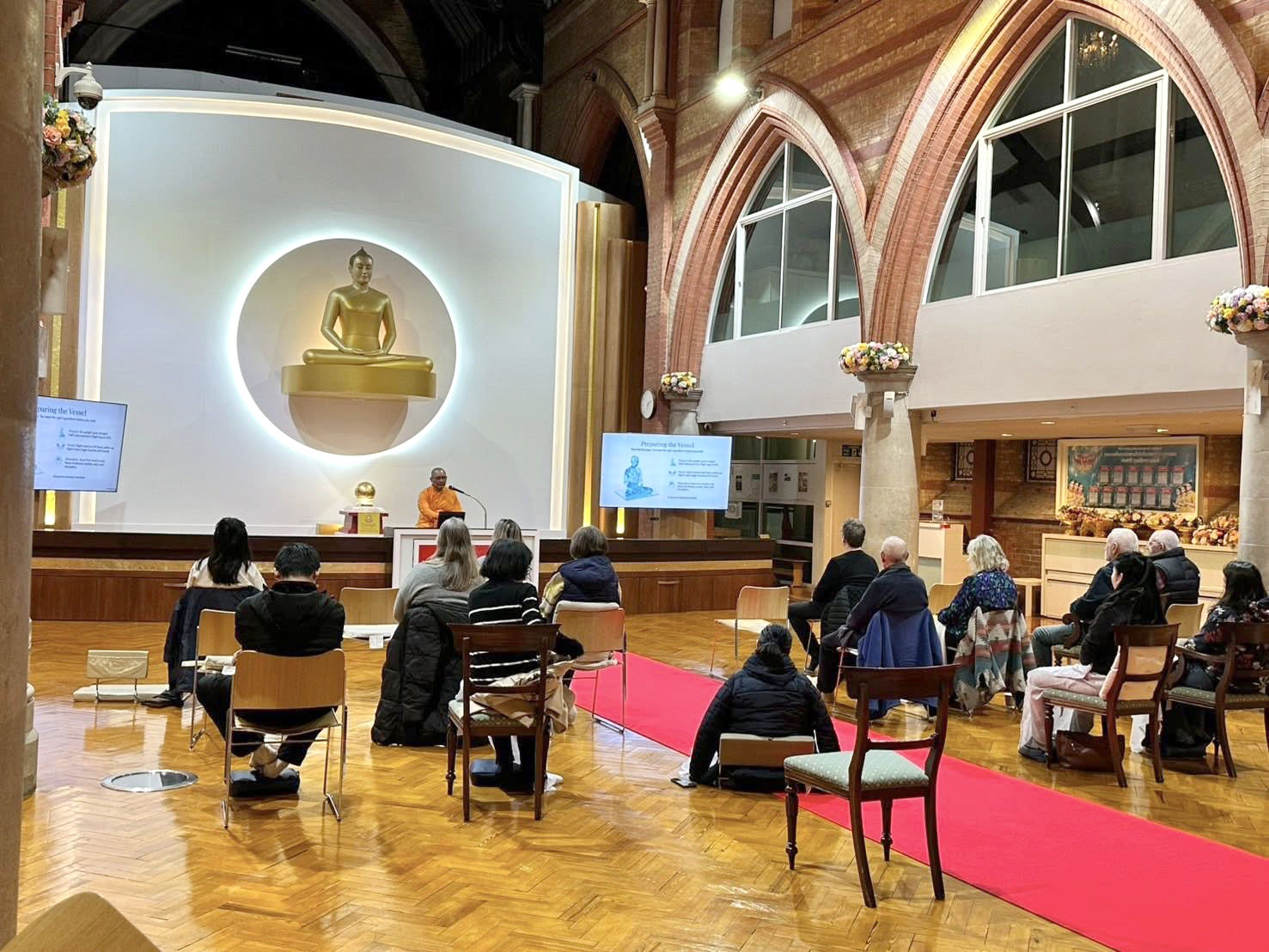 วัดพระธรรมกายลอนดอน จัดกิจกรรมชั้นเรียนสมาธิประจำสัปดาห์