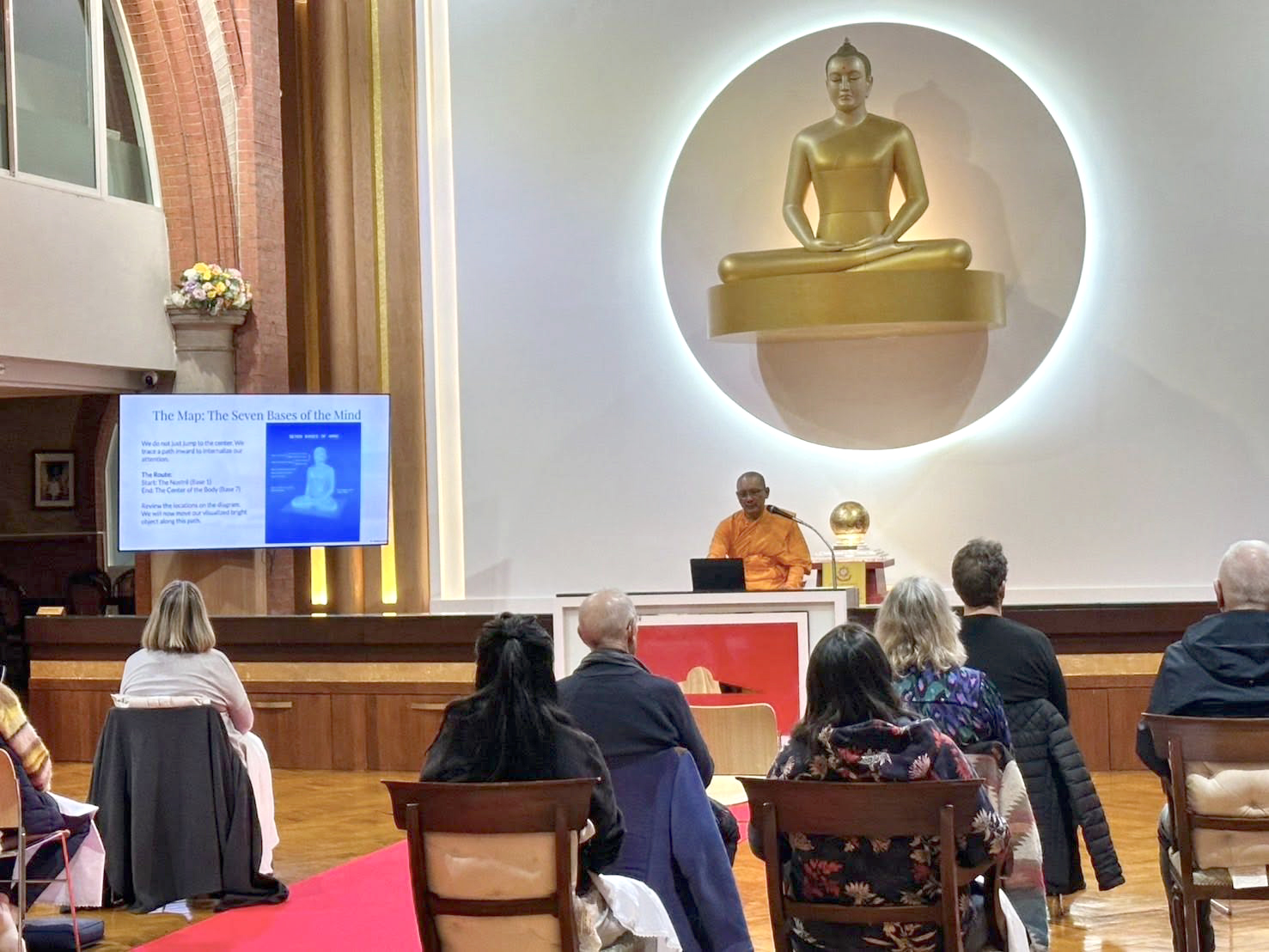 วัดพระธรรมกายลอนดอน จัดกิจกรรมชั้นเรียนสมาธิประจำสัปดาห์