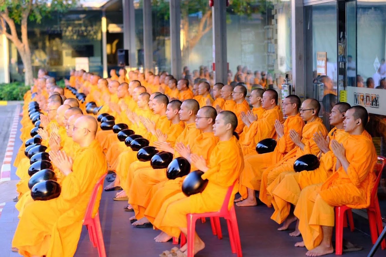 Cherry Mall จัดพิธีทำบุญตักบาตรแด่คณะสงฆ์ 77 รูป