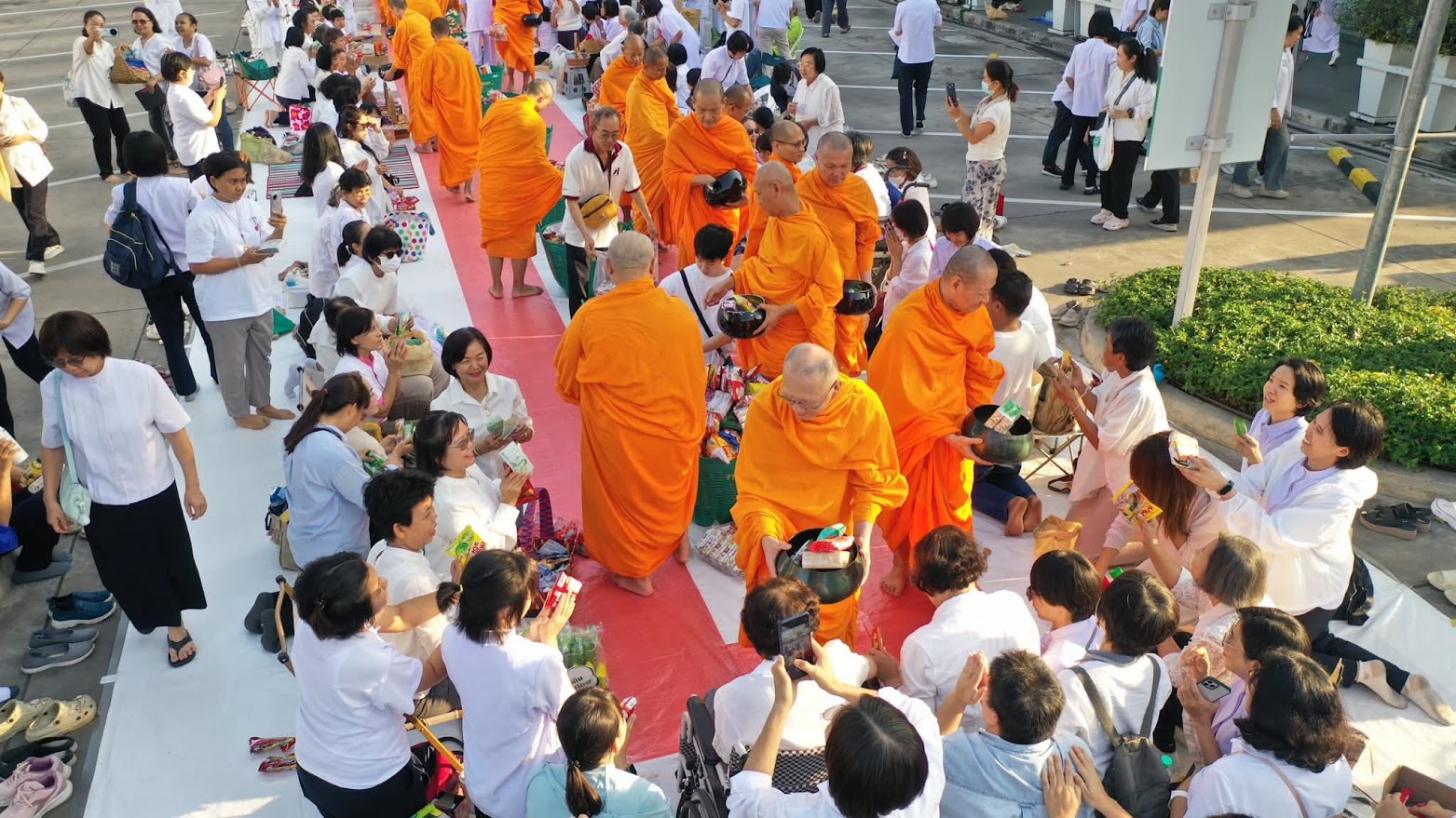 Cherry Mall จัดพิธีทำบุญตักบาตรแด่คณะสงฆ์ 77 รูป