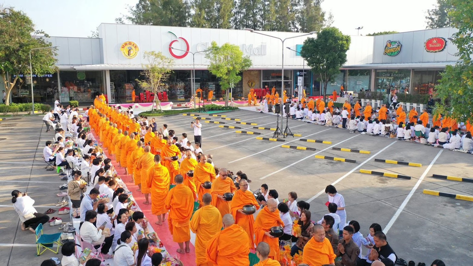 Cherry Mall จัดพิธีทำบุญตักบาตรแด่คณะสงฆ์ 77 รูป