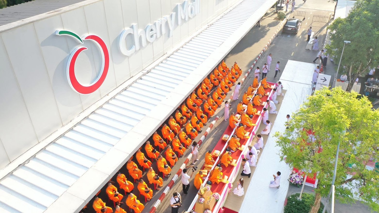 Cherry Mall จัดพิธีทำบุญตักบาตรแด่คณะสงฆ์ 77 รูป
