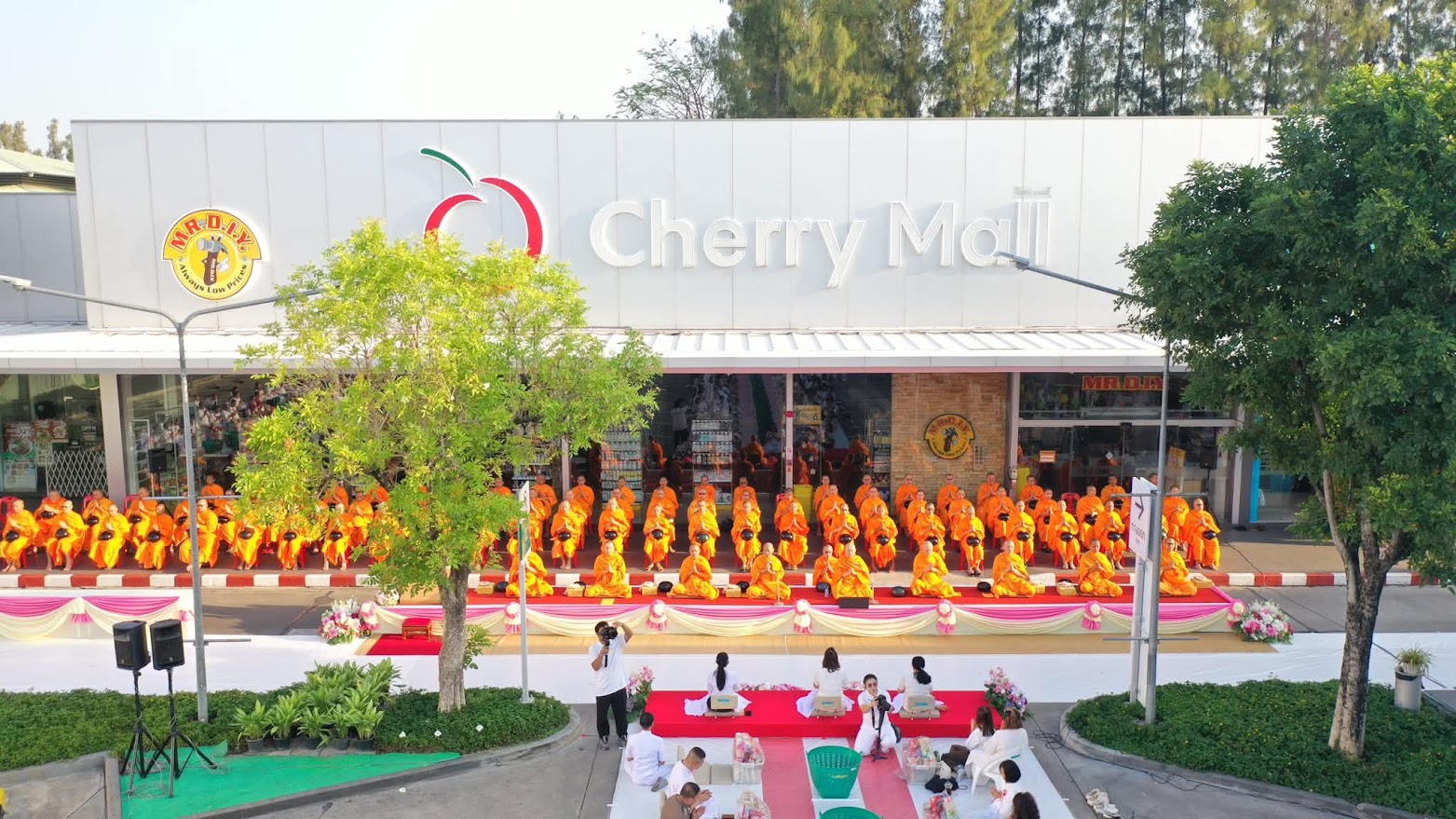 Cherry Mall จัดพิธีทำบุญตักบาตรแด่คณะสงฆ์ 77 รูป