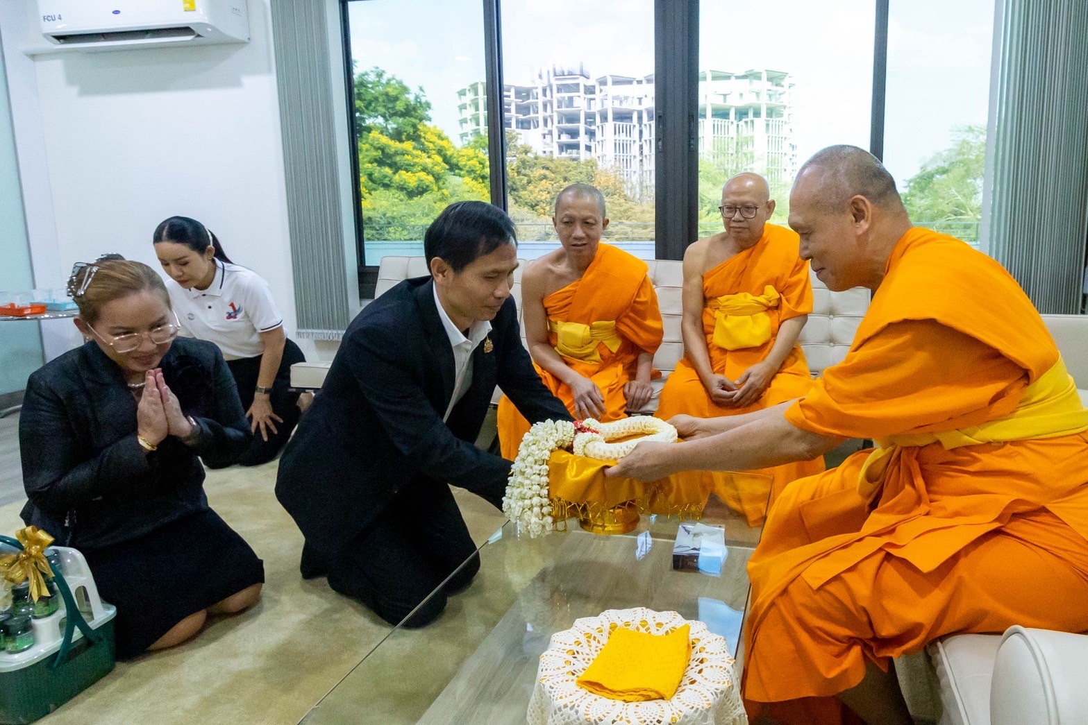 ผู้อำนวยการสำนักงานเขตพื้นที่การศึกษาประถมศึกษาปทุมธานี เขต 1 และคณะเข้ากราบนมัสการหลวงพ่อทัตตชีโว และเจ้าอาวาสวัดพระธรรมกาย