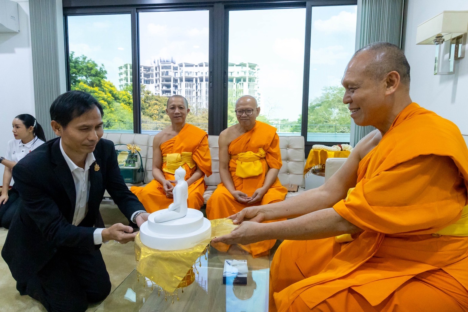 ผู้อำนวยการสำนักงานเขตพื้นที่การศึกษาประถมศึกษาปทุมธานี เขต 1 และคณะเข้ากราบนมัสการหลวงพ่อทัตตชีโว และเจ้าอาวาสวัดพระธรรมกาย