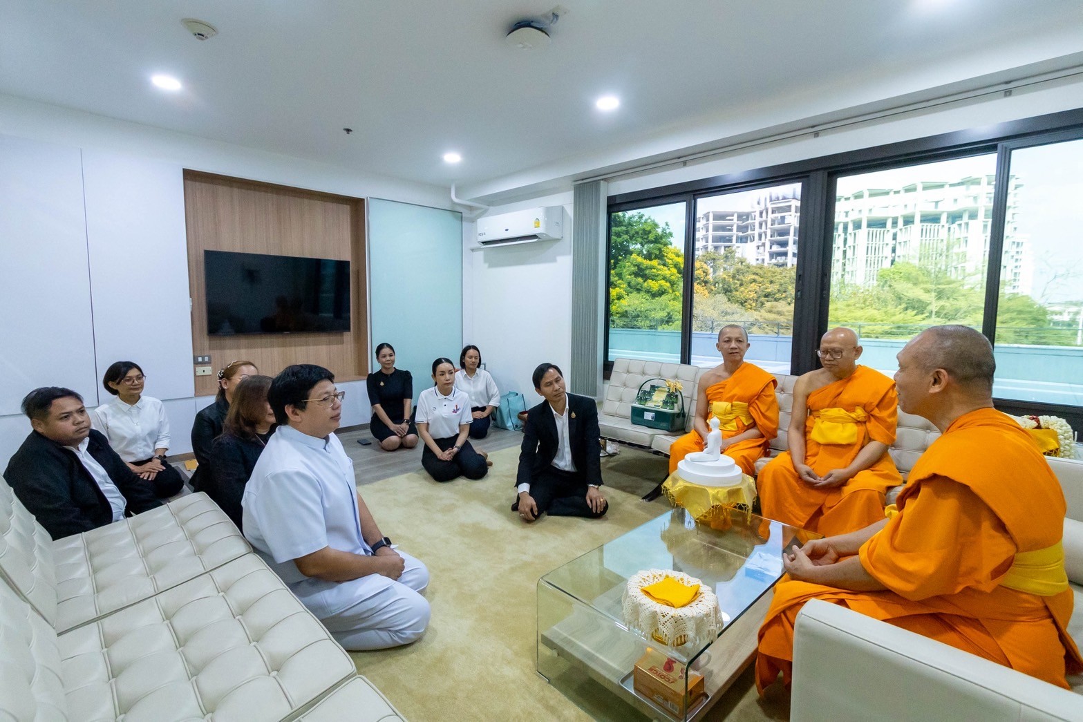 ผู้อำนวยการสำนักงานเขตพื้นที่การศึกษาประถมศึกษาปทุมธานี เขต 1 และคณะเข้ากราบนมัสการหลวงพ่อทัตตชีโว และเจ้าอาวาสวัดพระธรรมกาย