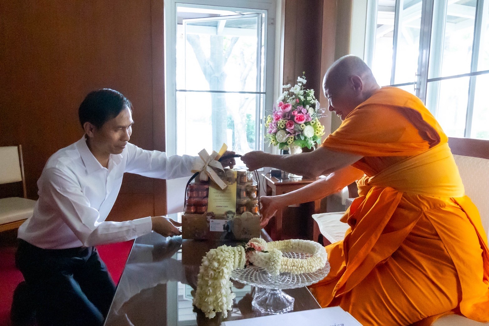 ผู้อำนวยการสำนักงานเขตพื้นที่การศึกษาประถมศึกษาปทุมธานี เขต 1 และคณะเข้ากราบนมัสการหลวงพ่อทัตตชีโว และเจ้าอาวาสวัดพระธรรมกาย