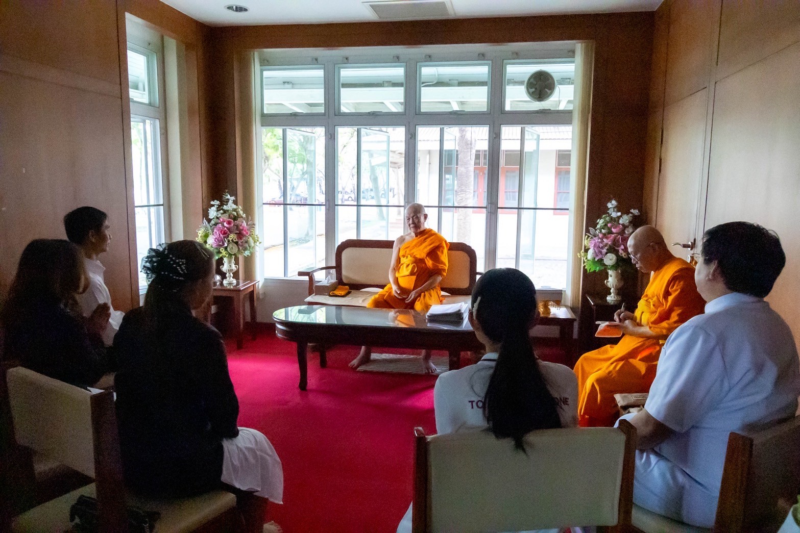 ผู้อำนวยการสำนักงานเขตพื้นที่การศึกษาประถมศึกษาปทุมธานี เขต 1 และคณะเข้ากราบนมัสการหลวงพ่อทัตตชีโว และเจ้าอาวาสวัดพระธรรมกาย