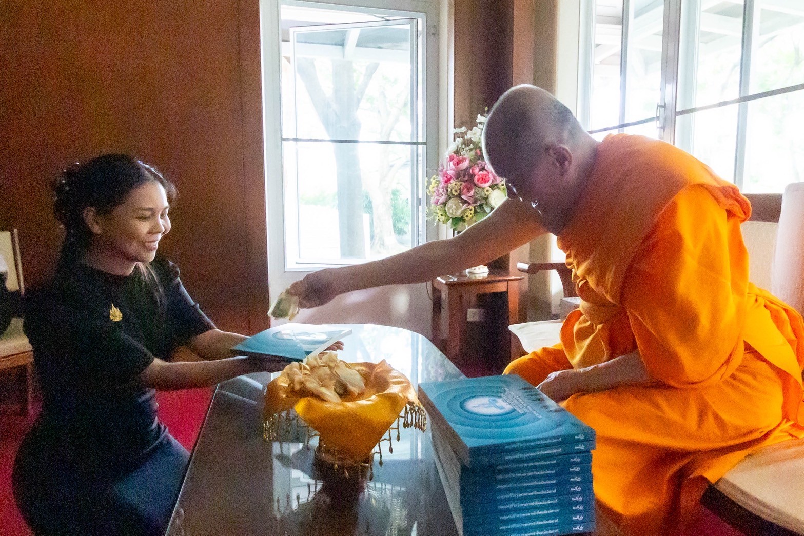 ผู้อำนวยการสำนักงานเขตพื้นที่การศึกษาประถมศึกษาปทุมธานี เขต 1 และคณะเข้ากราบนมัสการหลวงพ่อทัตตชีโว และเจ้าอาวาสวัดพระธรรมกาย