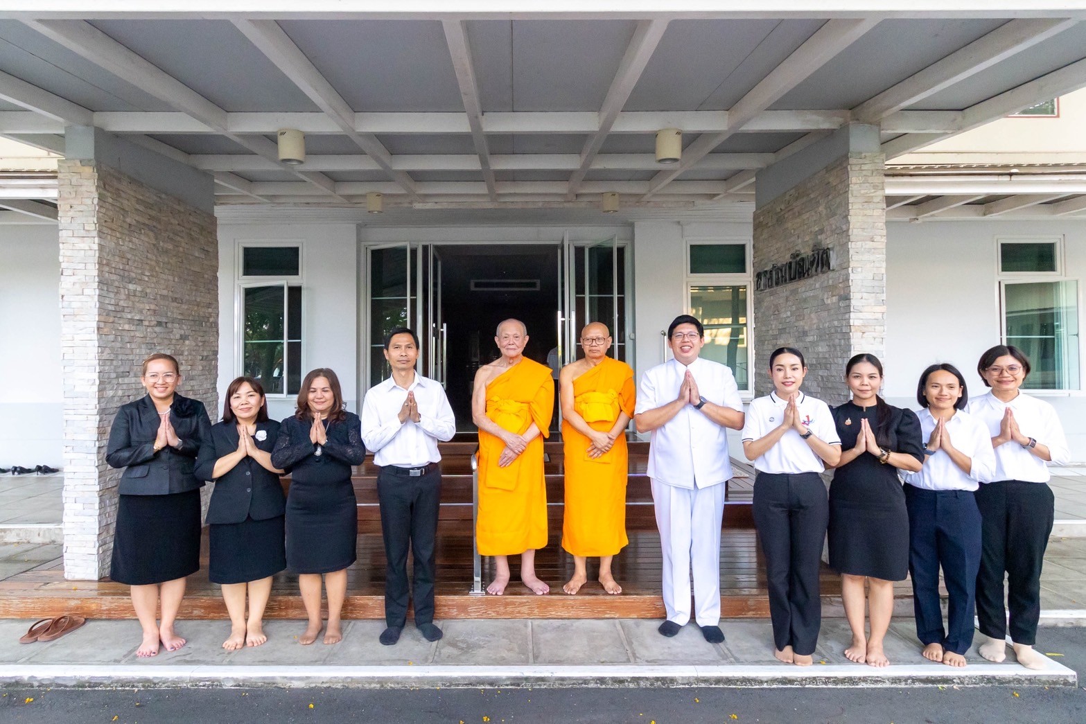 ผู้อำนวยการสำนักงานเขตพื้นที่การศึกษาประถมศึกษาปทุมธานี เขต 1 และคณะเข้ากราบนมัสการหลวงพ่อทัตตชีโว และเจ้าอาวาสวัดพระธรรมกาย