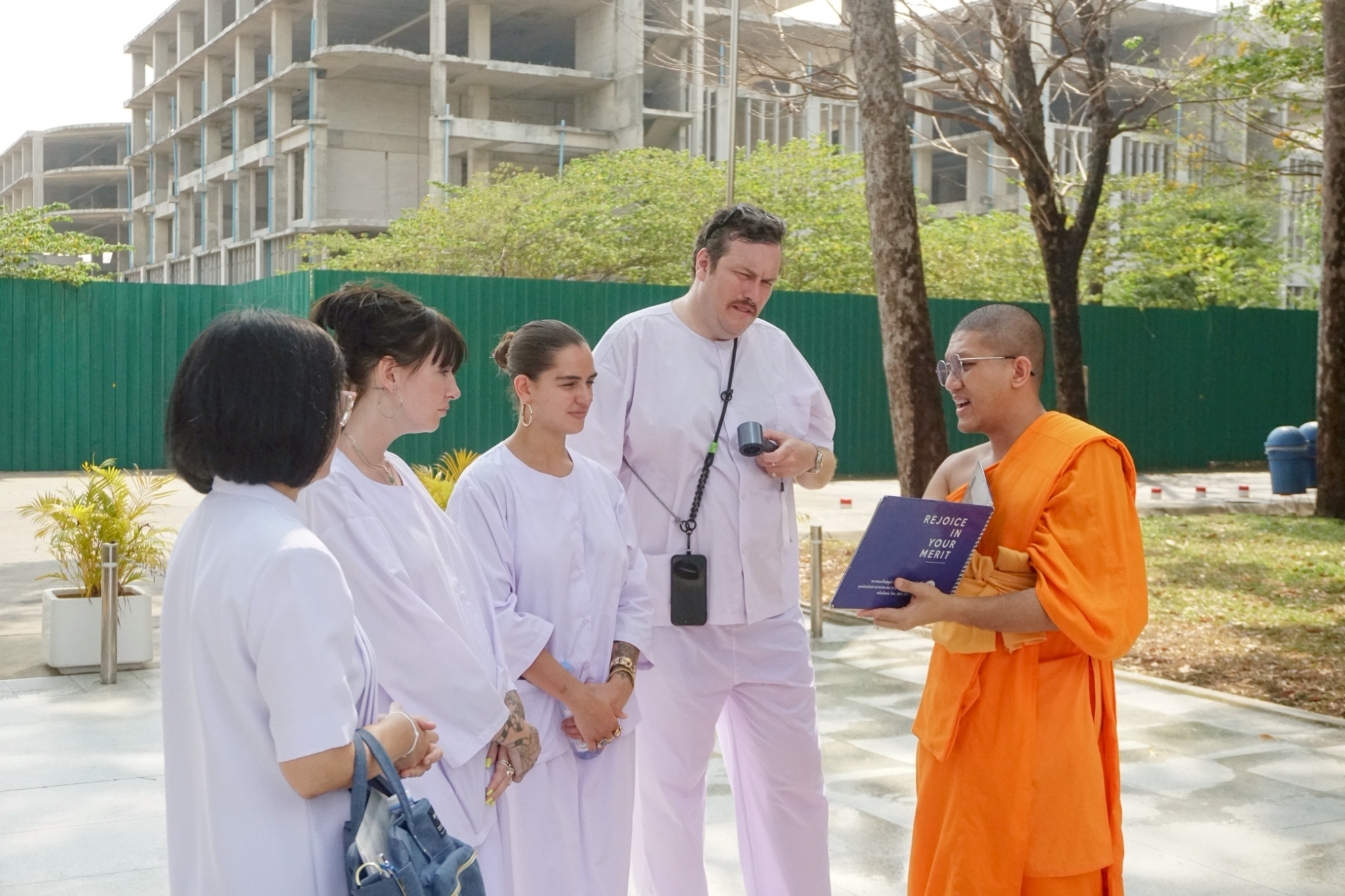 นักออร์แกไนซ์จัดงานดนตรีจากสหราชอาณาจักร เดินทางมาเยี่ยมชมวัดพระธรรมกาย