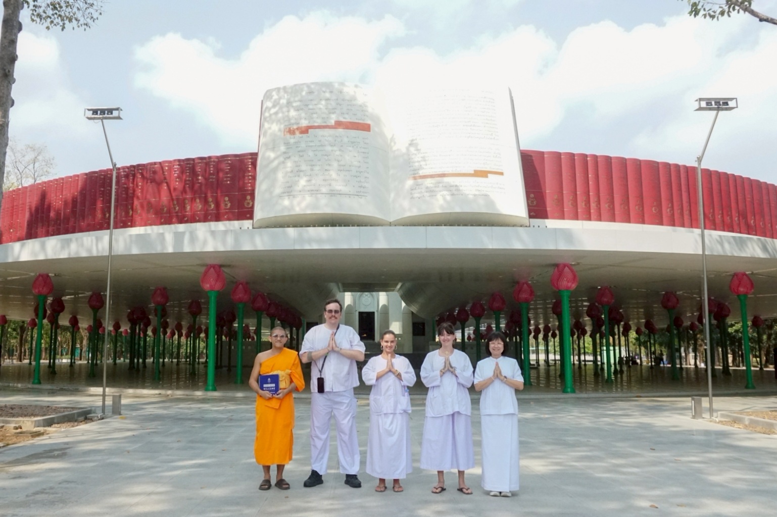 นักออร์แกไนซ์จัดงานดนตรีจากสหราชอาณาจักร เดินทางมาเยี่ยมชมวัดพระธรรมกาย