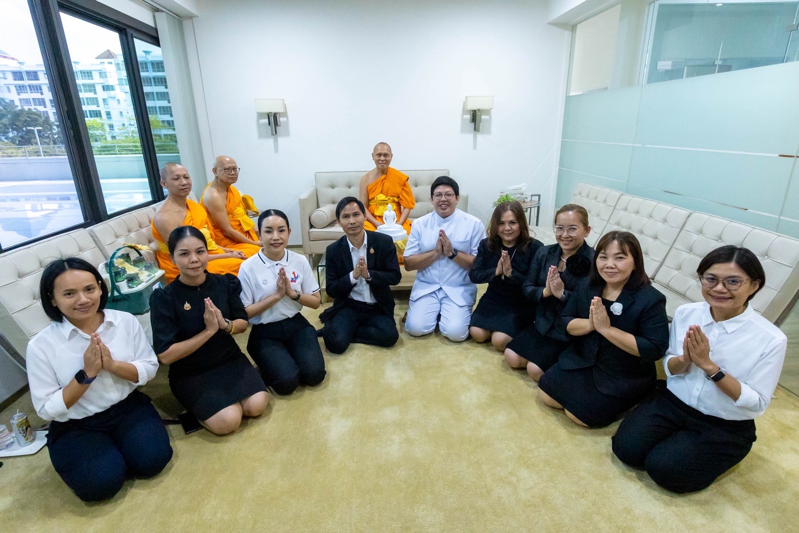 ผู้อำนวยการสำนักงานเขตพื้นที่การศึกษาประถมศึกษาปทุมธานี เขต 1 และคณะเข้ากราบนมัสการหลวงพ่อทัตตชีโว และเจ้าอาวาสวัดพระธรรมกาย