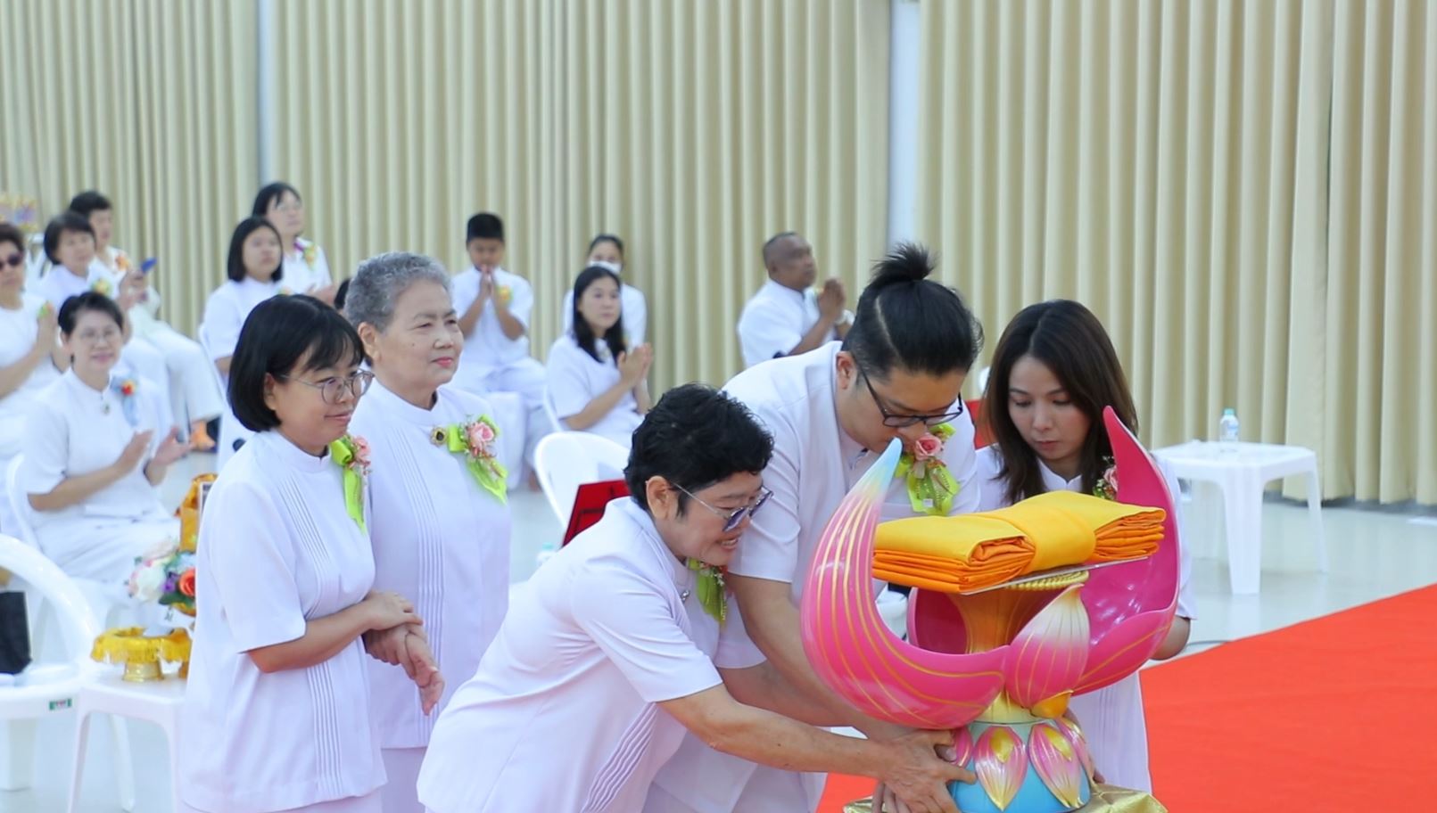 ศูนย์ปฏิบัติธรรมน้ำใสใจสว่าง จัดพิธีทอดผ้าป่าสร้างโรงครัวและหอฉันคุณยายอาจารย์ฯ