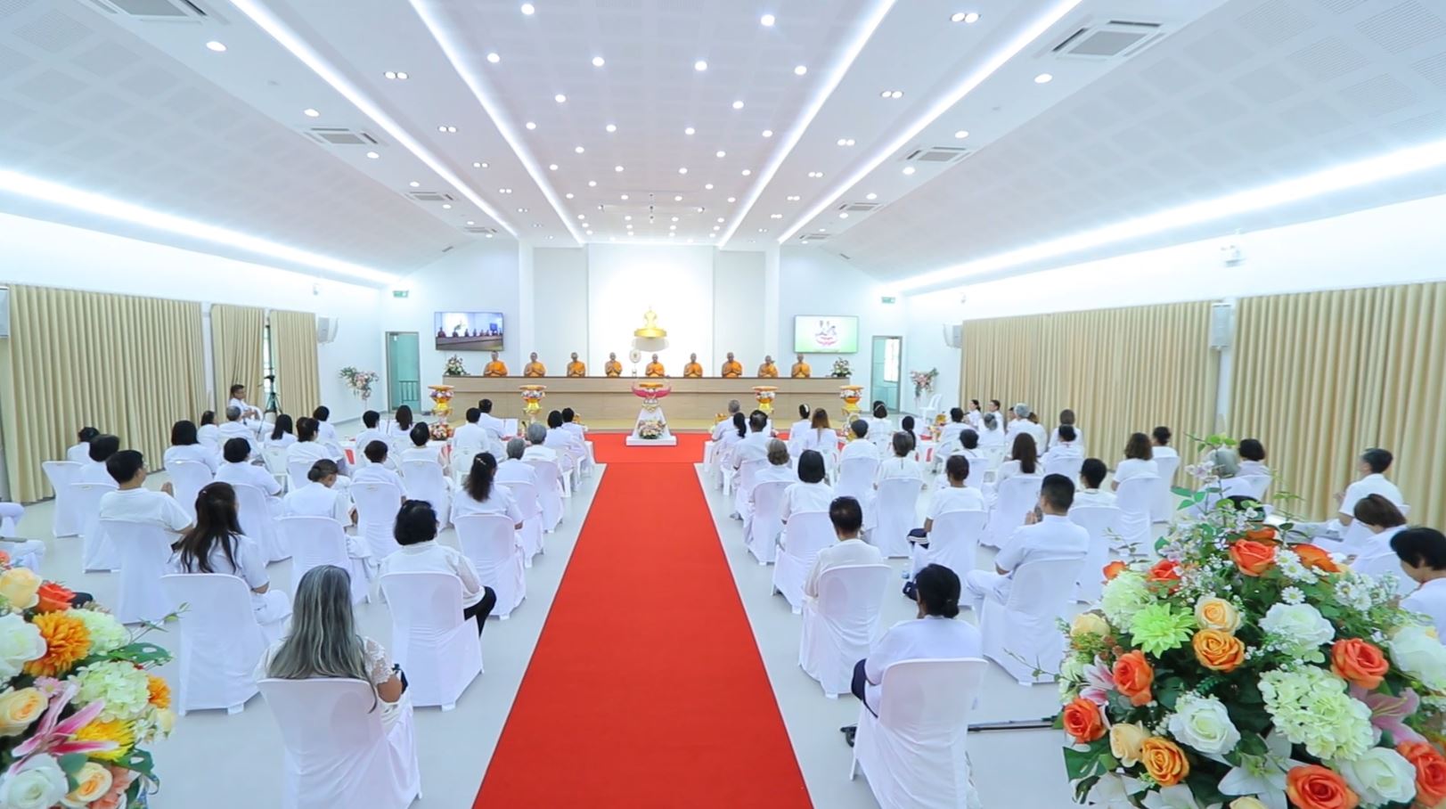 ศูนย์ปฏิบัติธรรมน้ำใสใจสว่าง จัดพิธีทอดผ้าป่าสร้างโรงครัวและหอฉันคุณยายอาจารย์ฯ